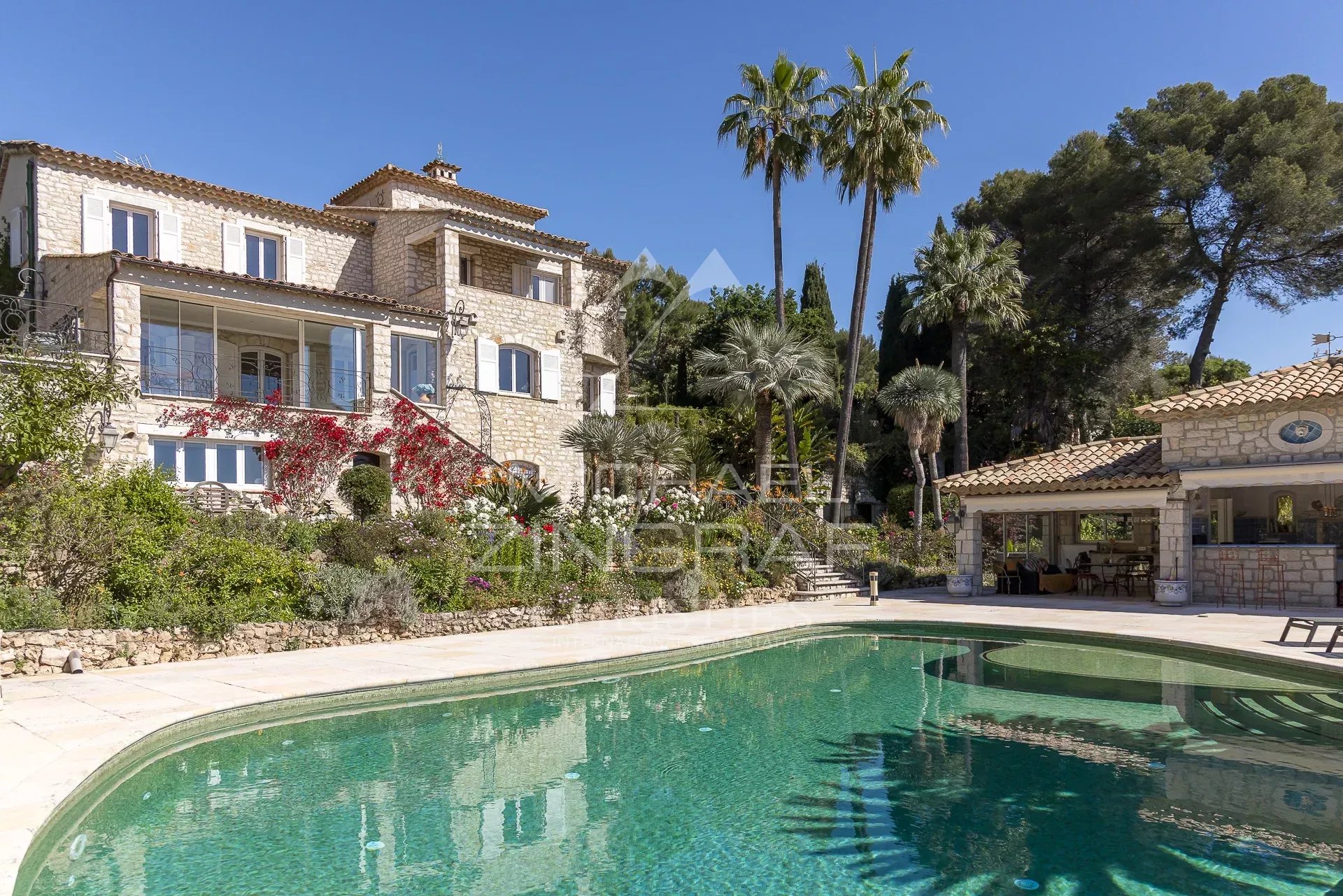 Exceptionnelle villa de luxe sur cinq niveaux avec vue mer panoramique