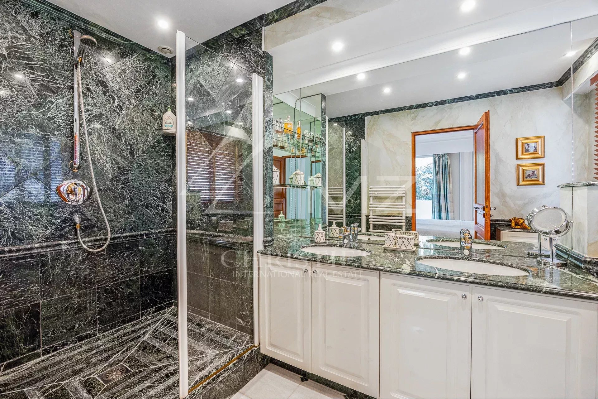 Superb 4-room corner apartment in a luxury residence