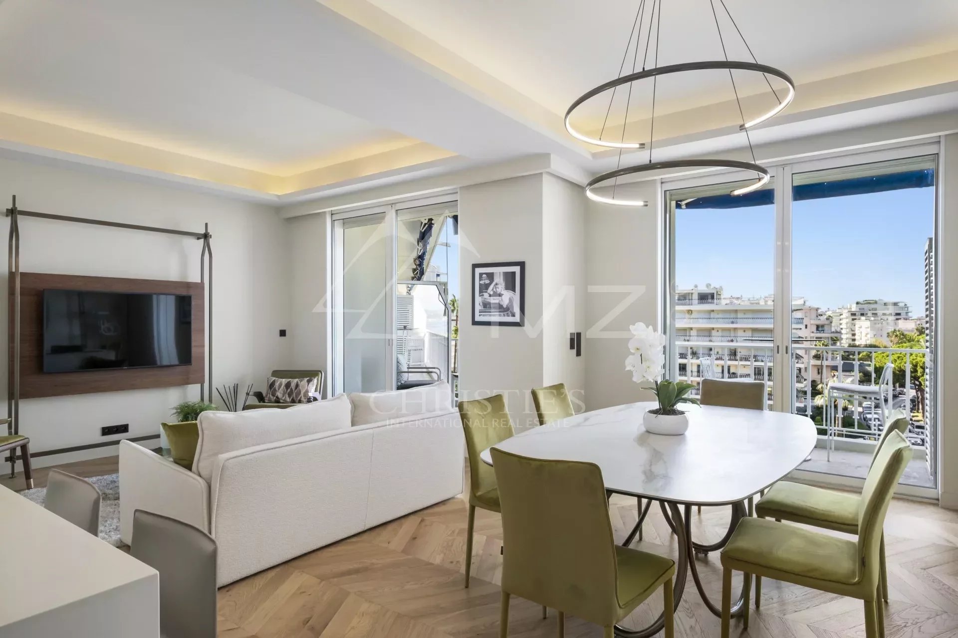 Cannes Croisette - Appartement 4 Pièces rénové - Vue mer - Etage élevé