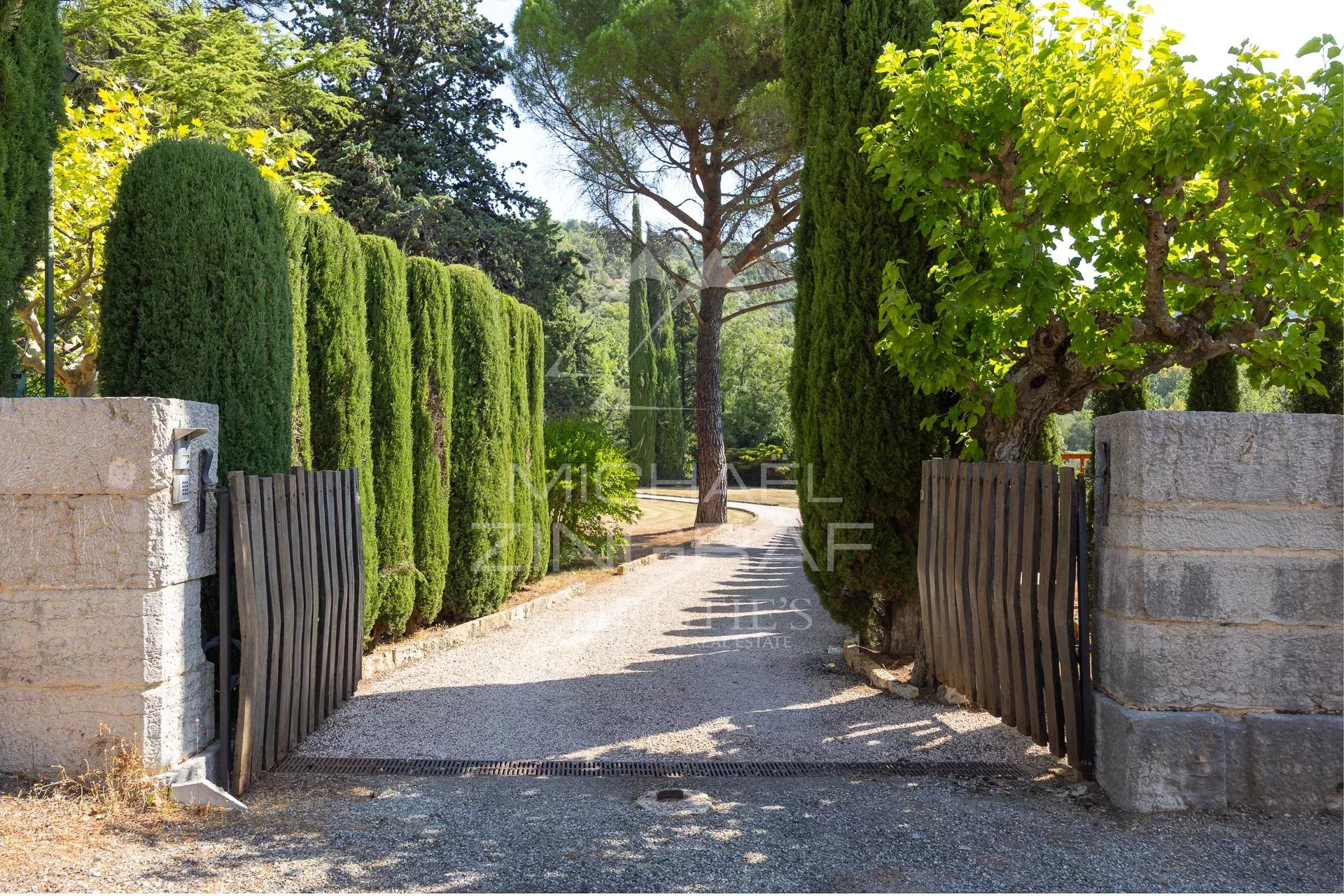 Entre Oliviers et Élégance : un Joyau Provençal