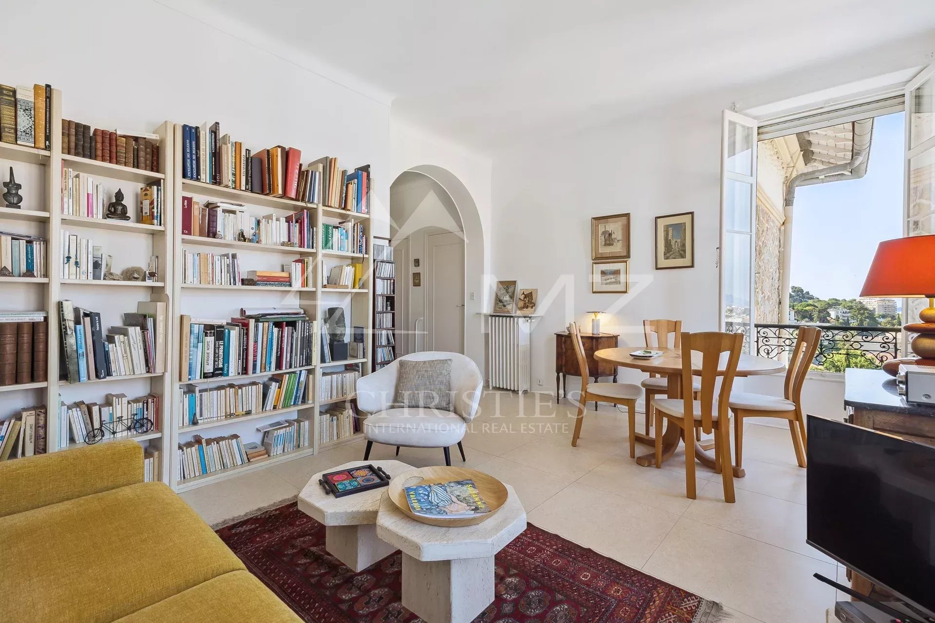 In der letzten Etage herrlicher Blick auf das Meer und Estérel