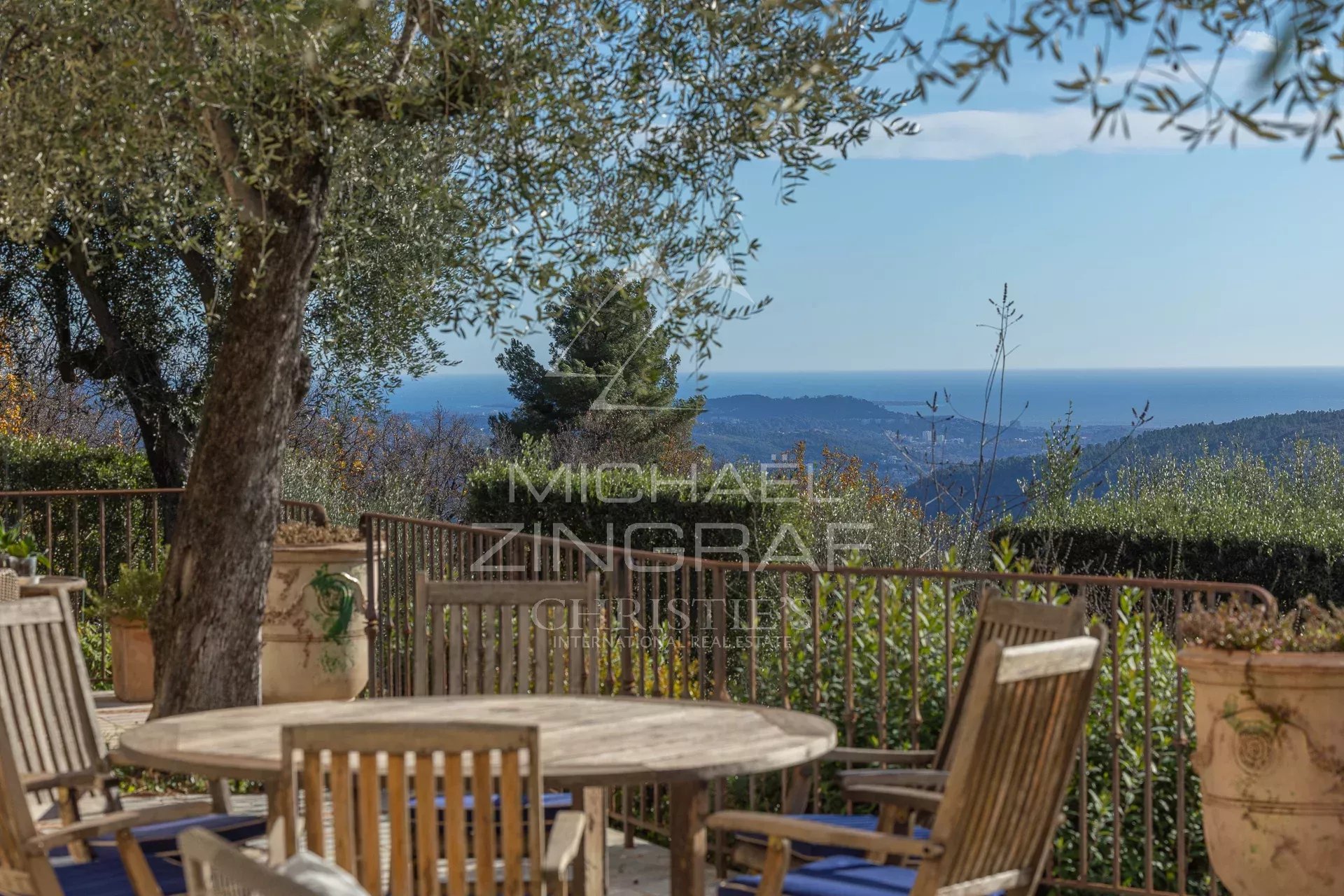 Elegante  Villa position dominante avec vue mer et oliveraie