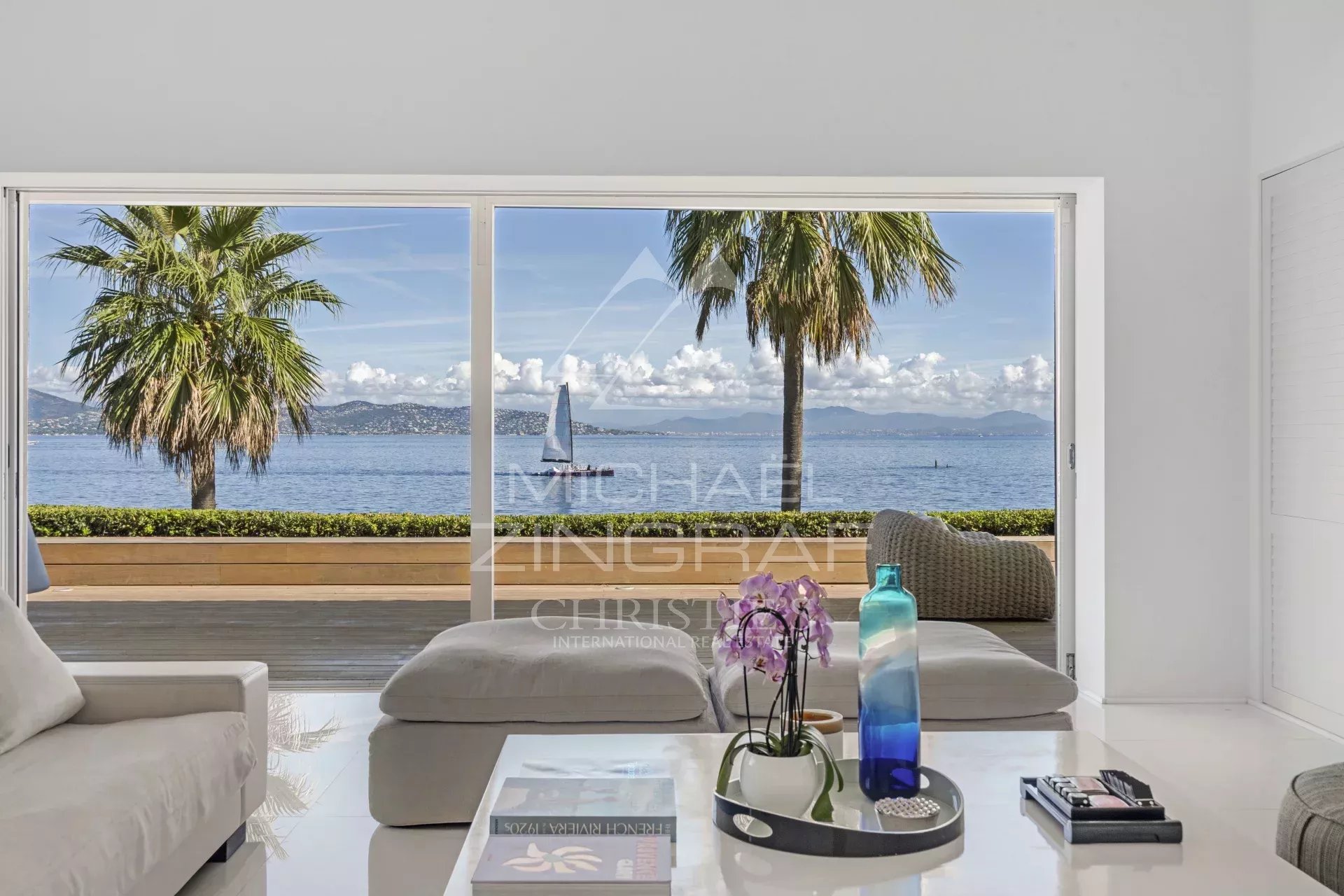 Villa d'Exception à Saint-Tropez - Front de Mer avec Vue Panoramique