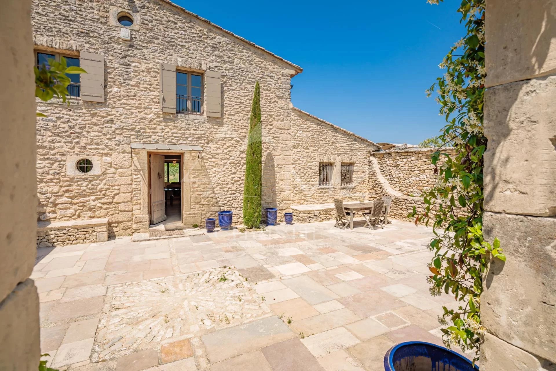 Gordes - Refined restored farmhouse with view