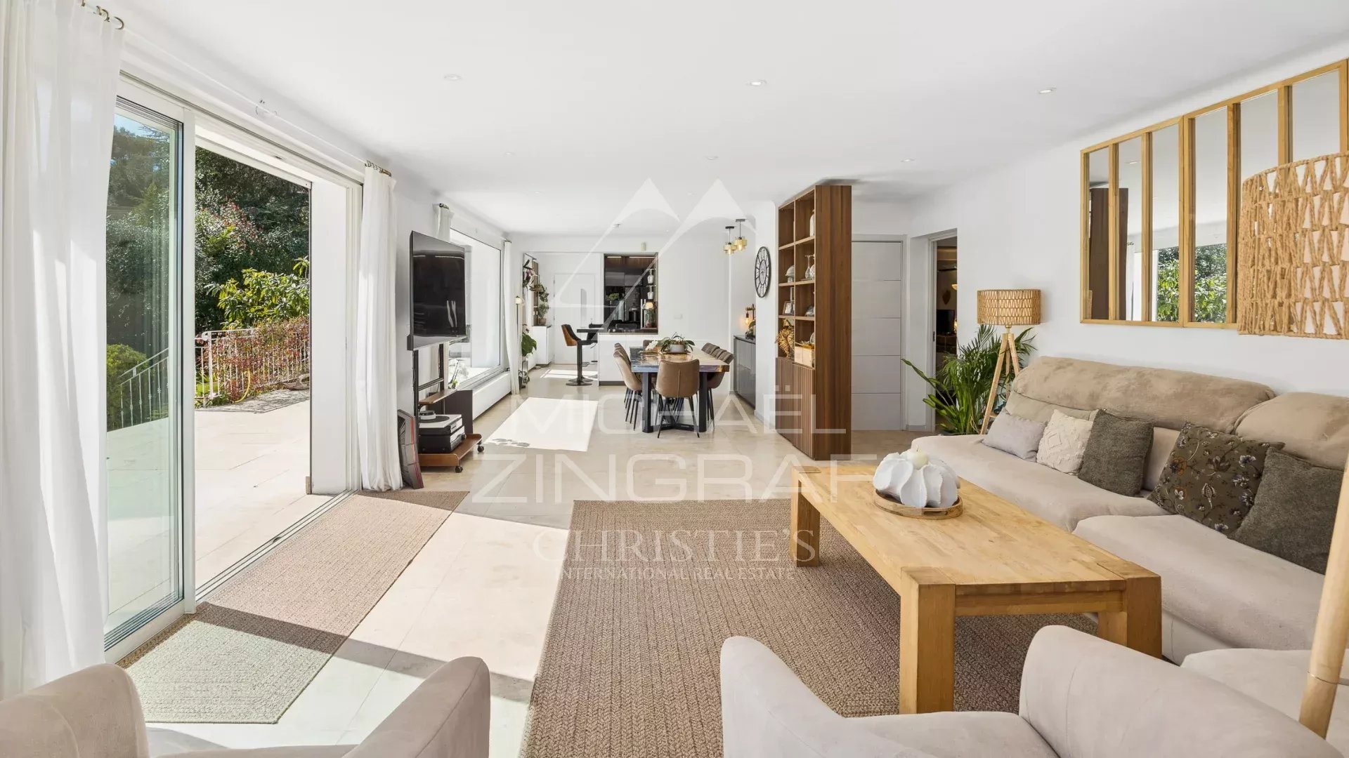 Roquefort-les-Pins – Elegant family property in the heart of a sought-after residential area