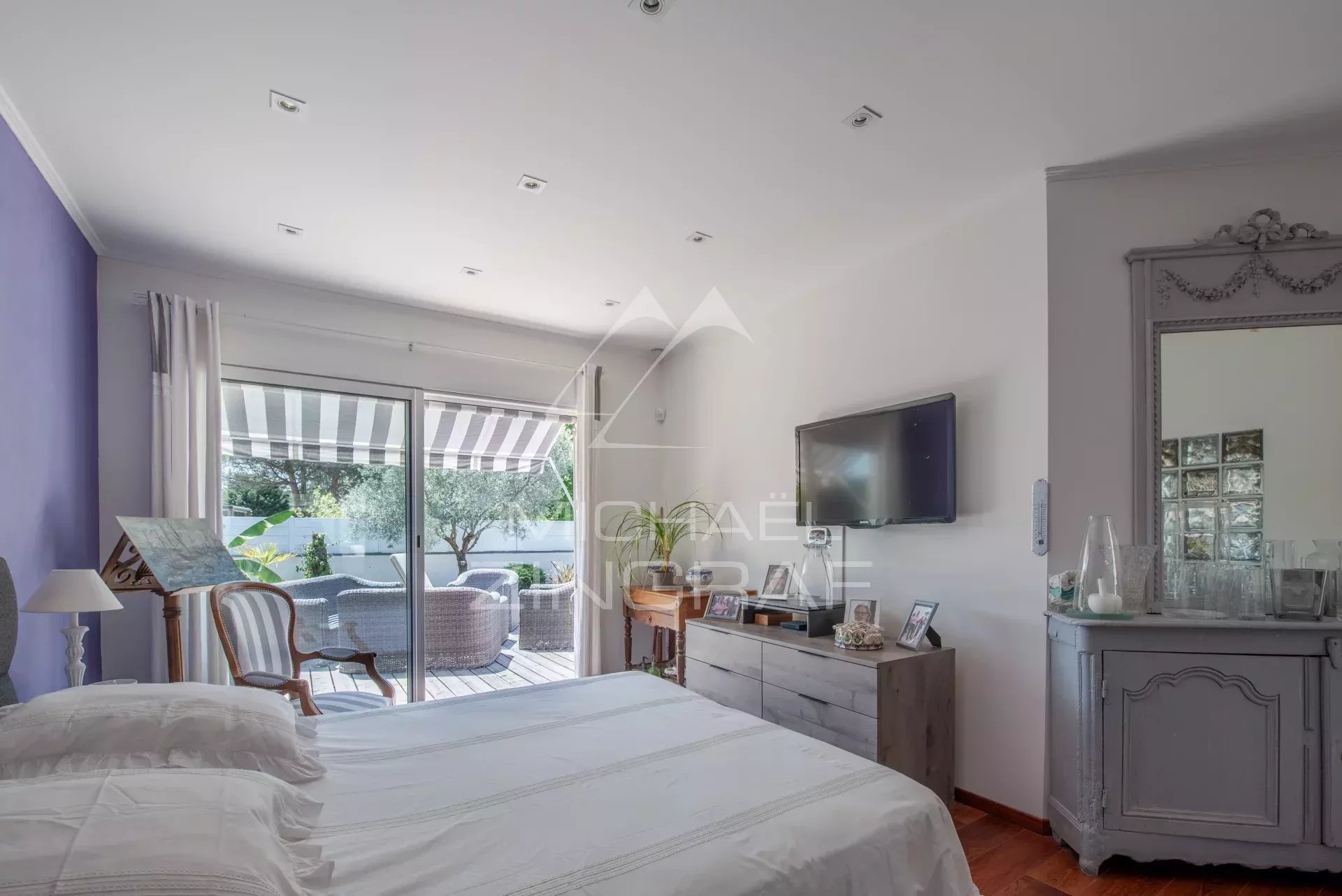 Maison contemporaine rénovée et de plain-pied, La Hume