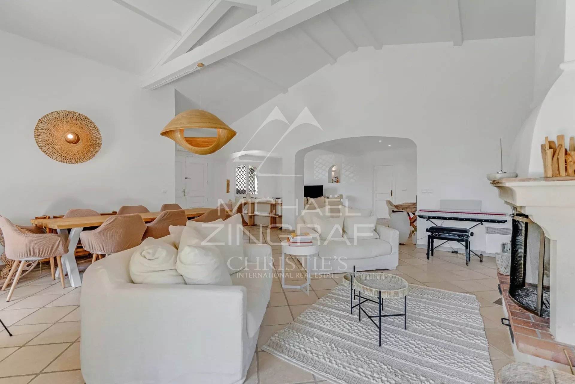 Provençal villa in a secure estate with sea view