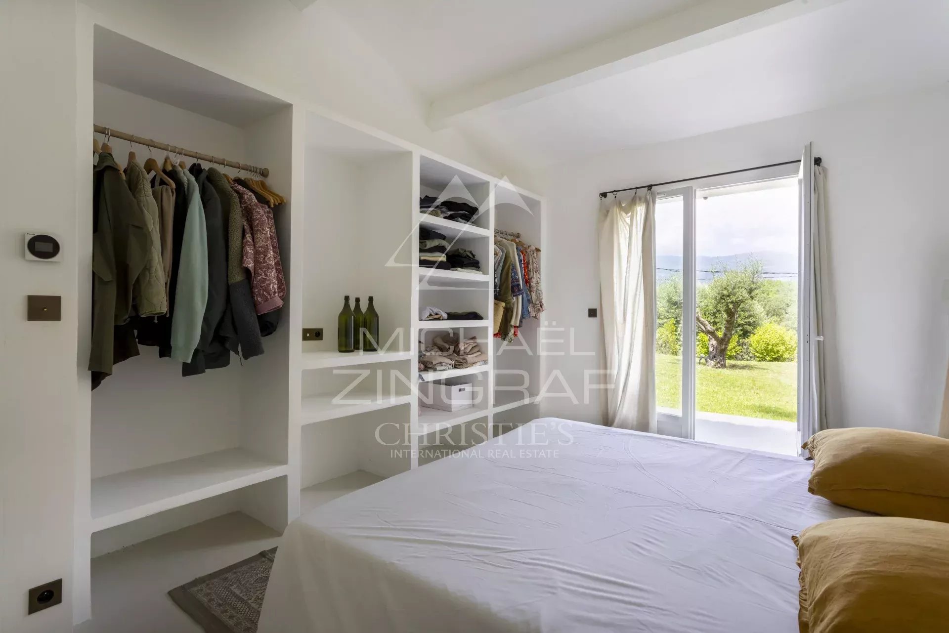 Roquefort-les-Pins: Elegante, Komplettrenovierte Immobilie