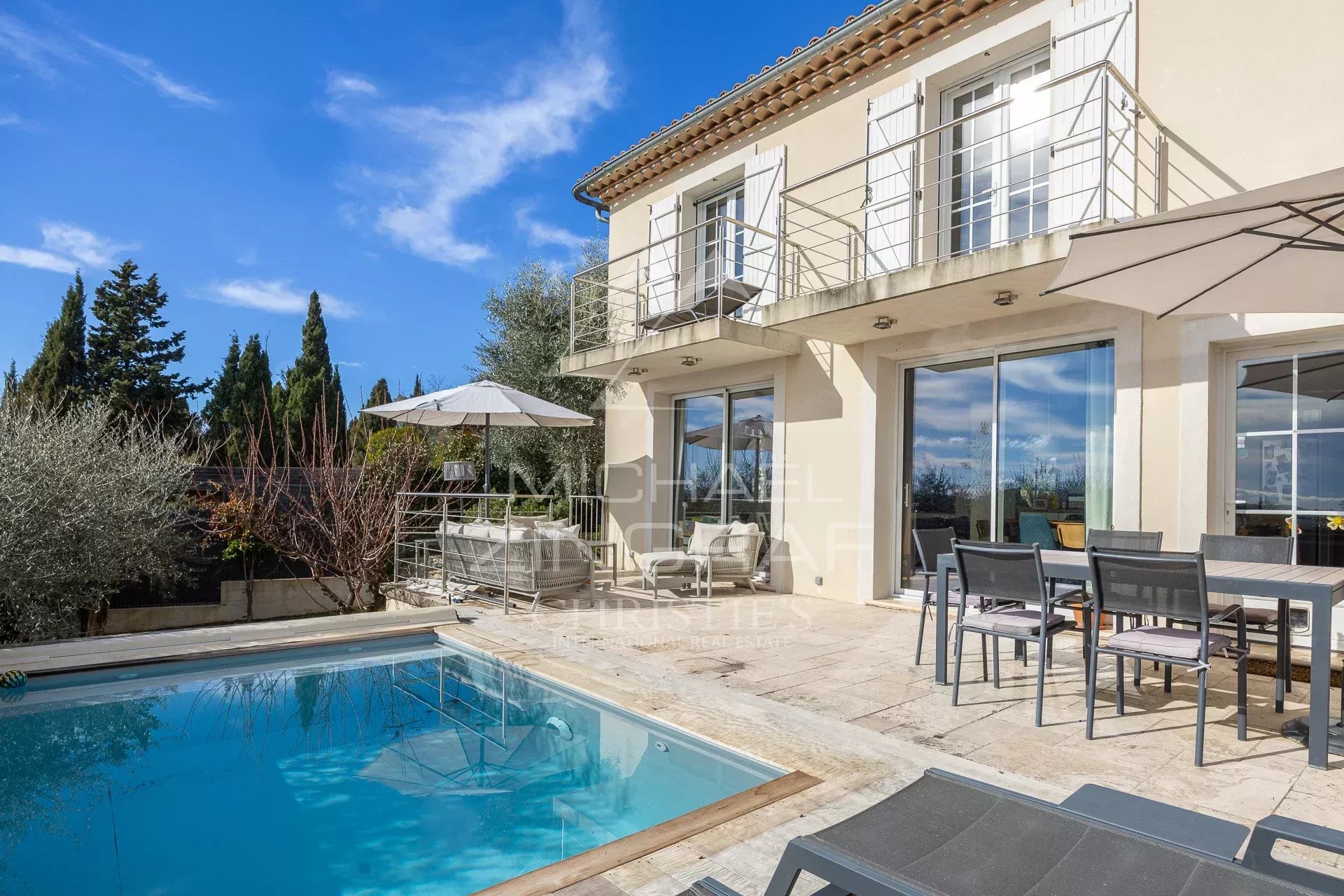 Adorable maison en position dominante et vue  panoramique