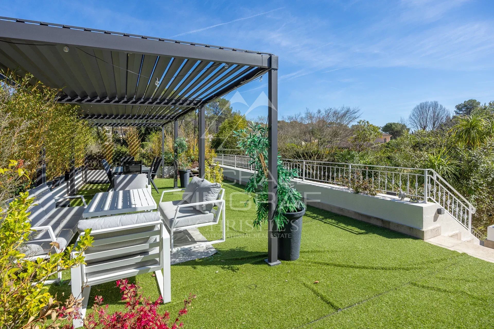 Roquefort-les-Pins – Elegant family property in the heart of a sought-after residential area