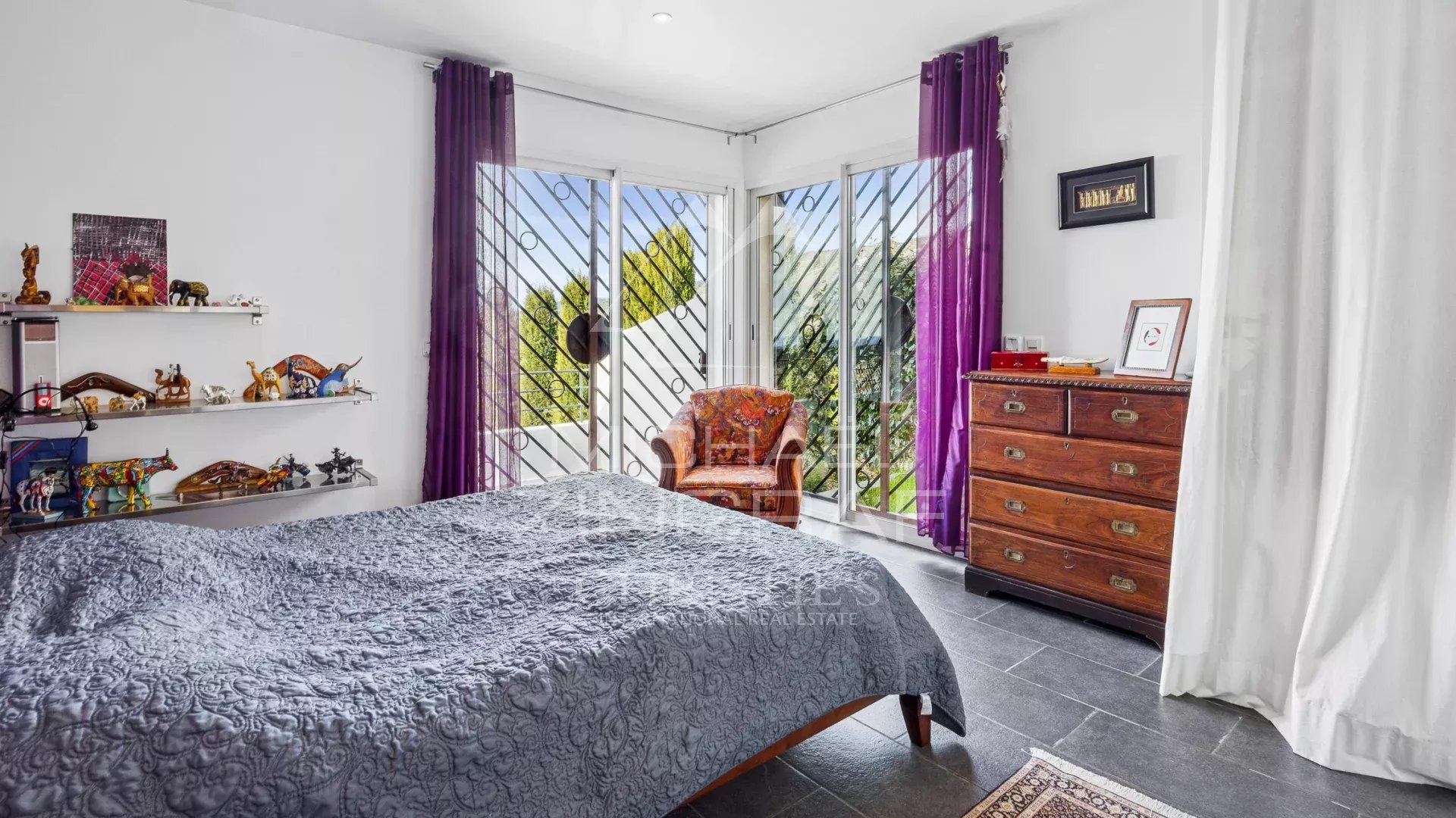 Elegant contemporary villa in a dominant position – Sea view on the horizon