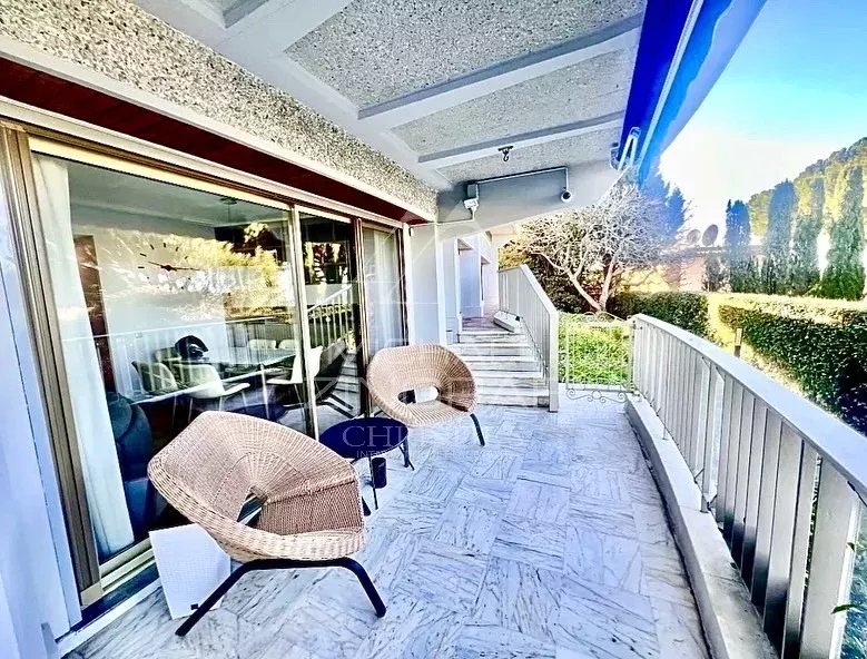 Antibes – Magnifique Appartement avec Vue Mer et Accès Piscine