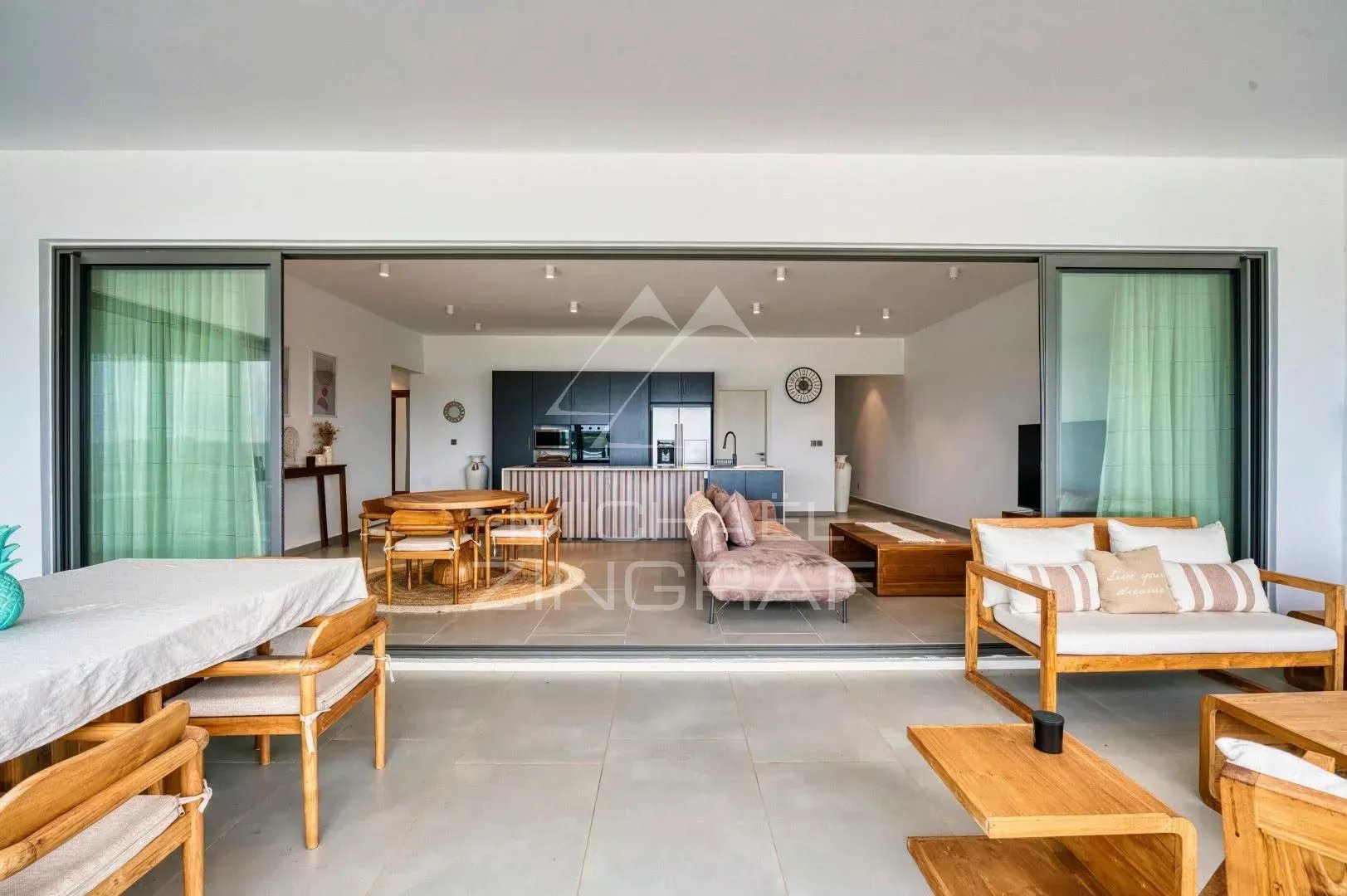 Appartement Neuf de 3 Chambres Entièrement Meublé à Pereybere