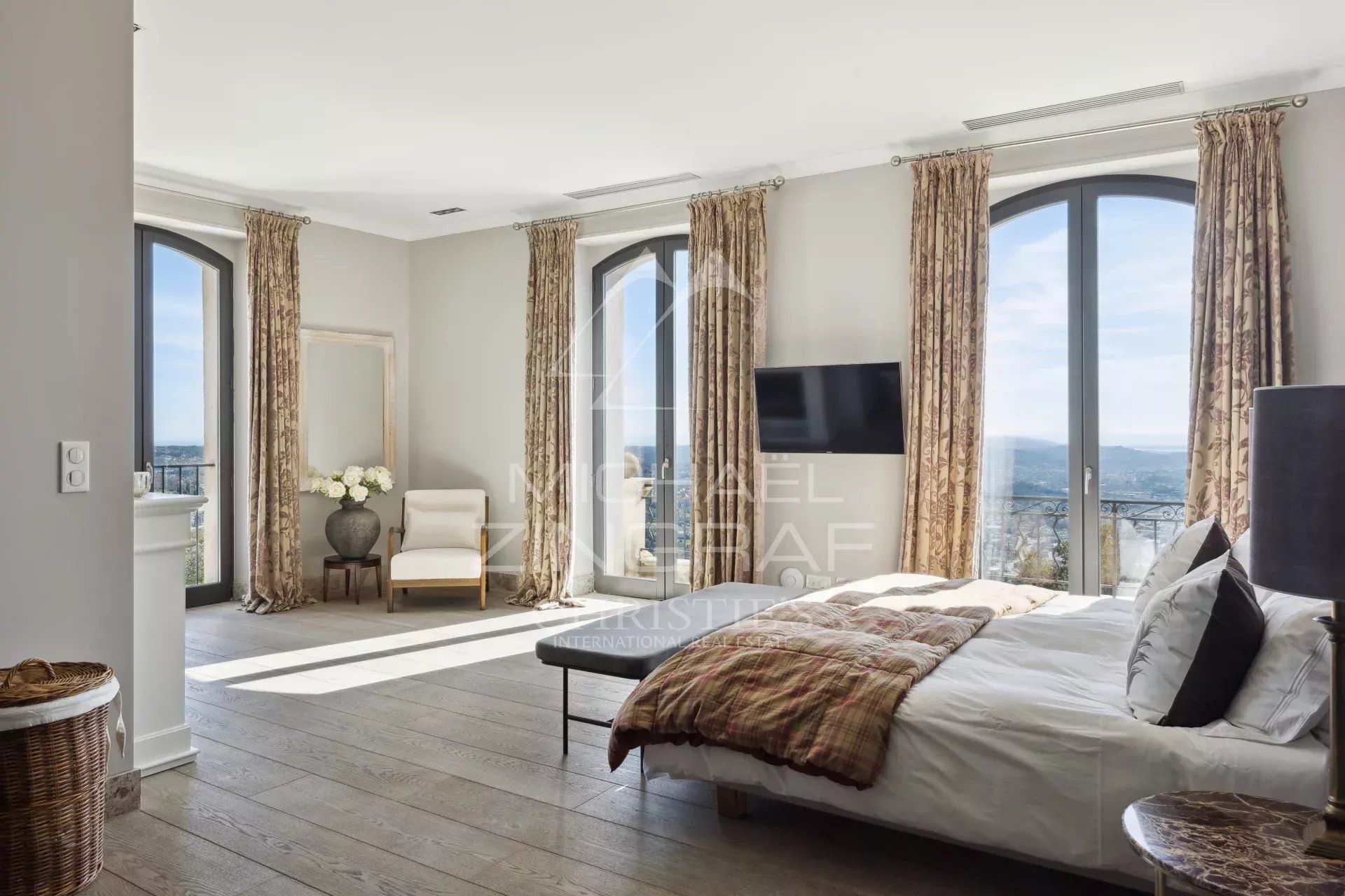 Magnificent Property with Panoramic Sea View