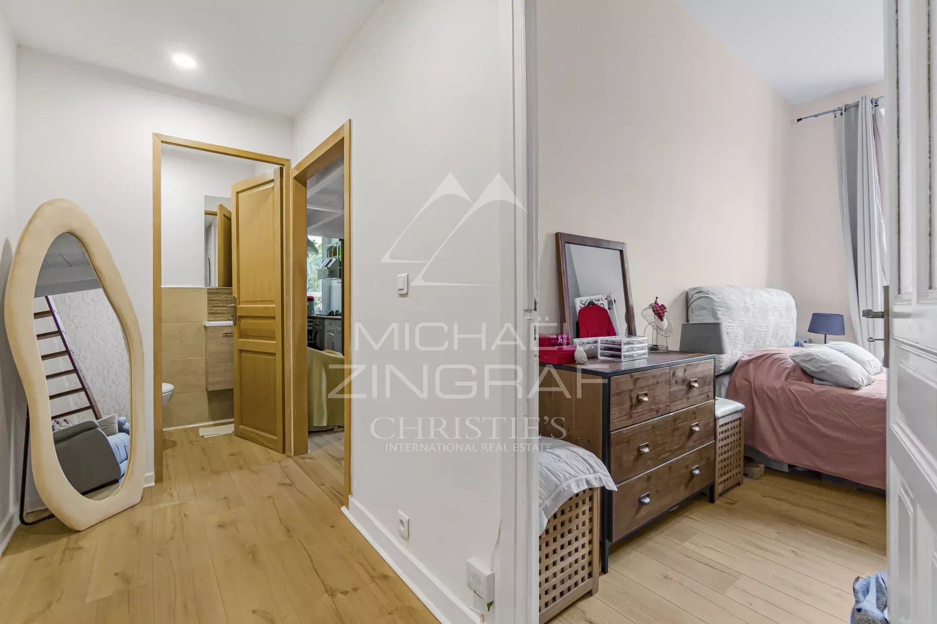 Large 2–3 Room Apartment with Mezzanine Facing the Coulée Verte