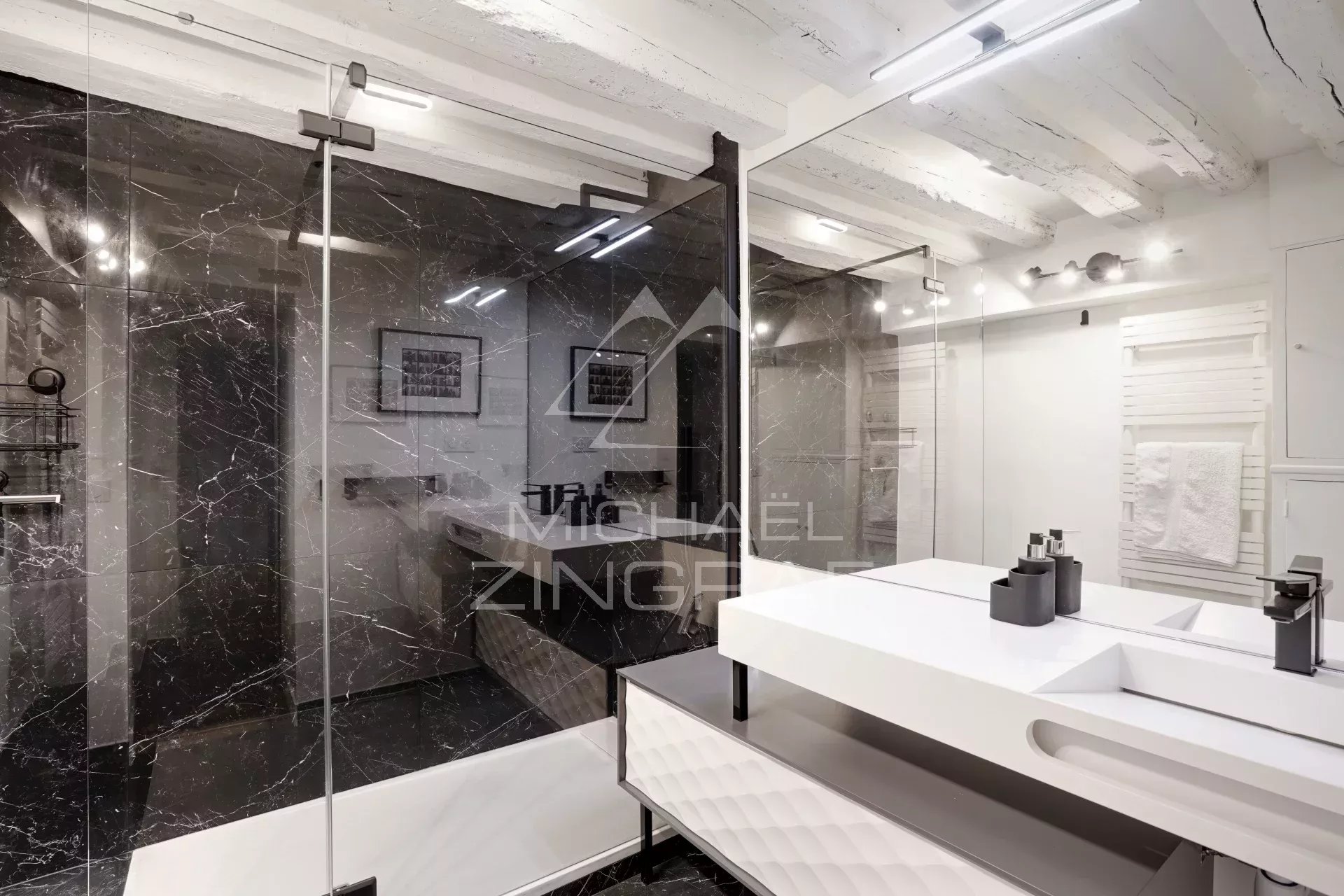 A vendre - Quai Voltaire - 2 suites - Parfait état - Vue Scène