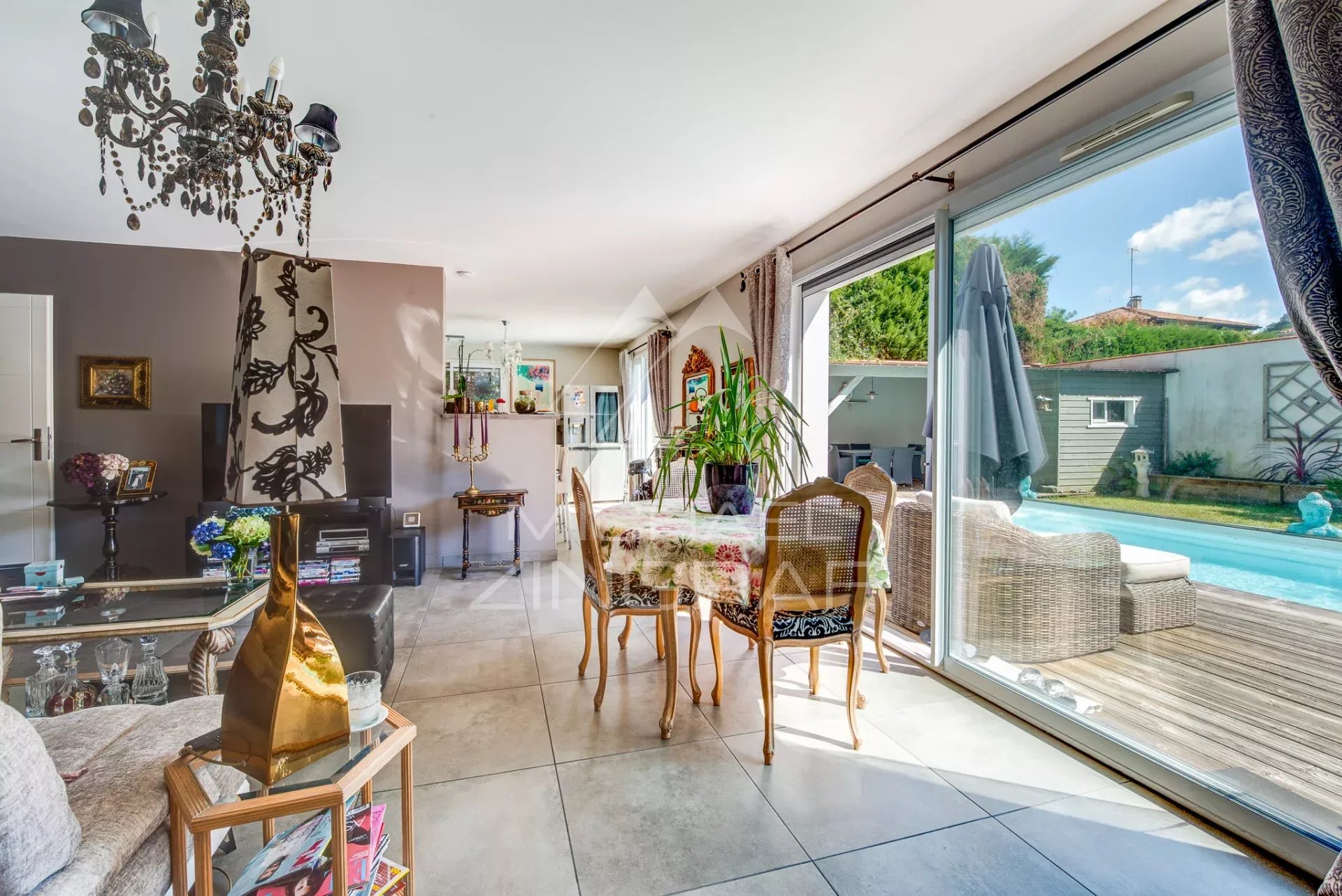 Helle 4-Zimmer-Wohnung mit privatem Pool