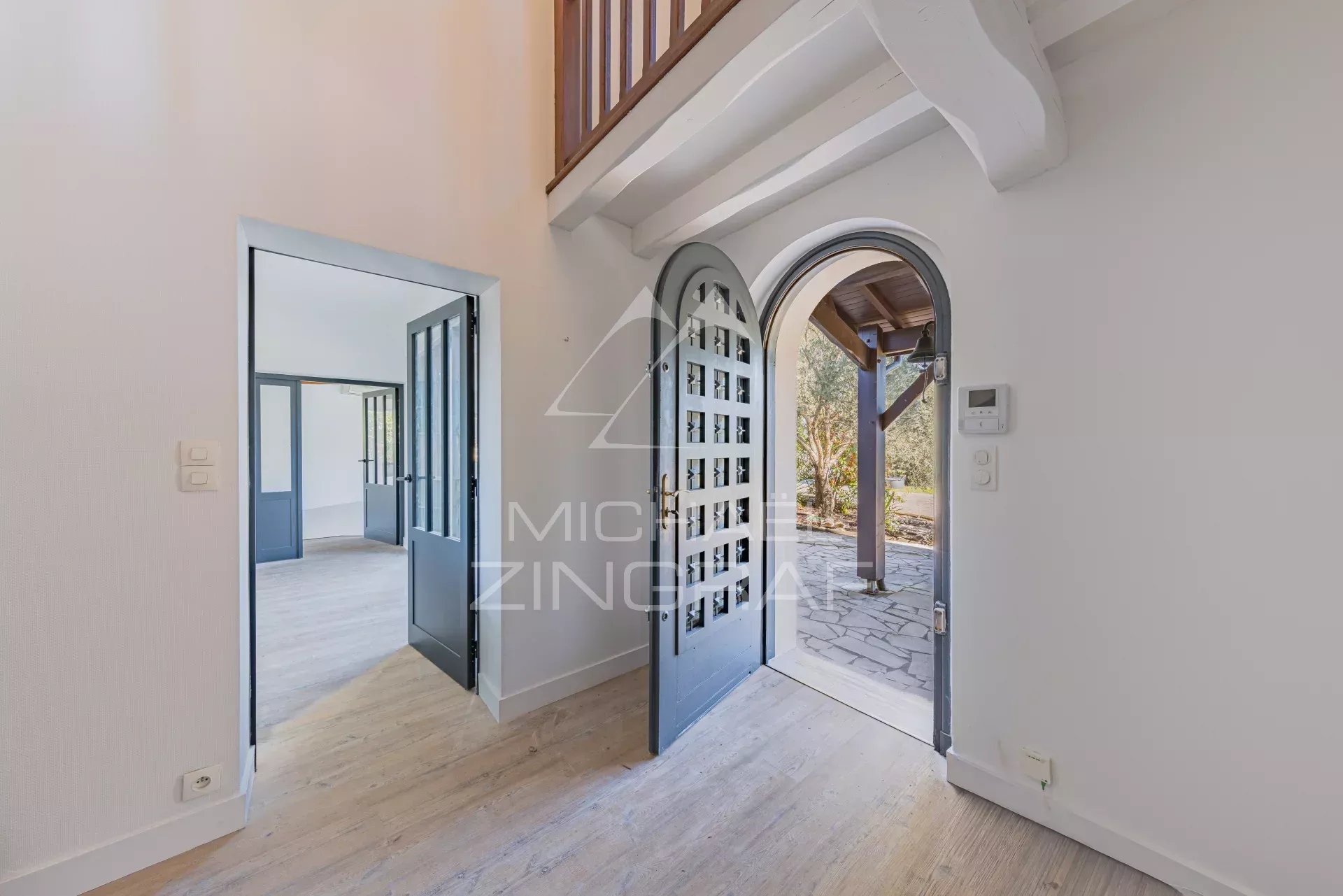 Une villa d'architecte dans un décor authentique au Port de la Hume