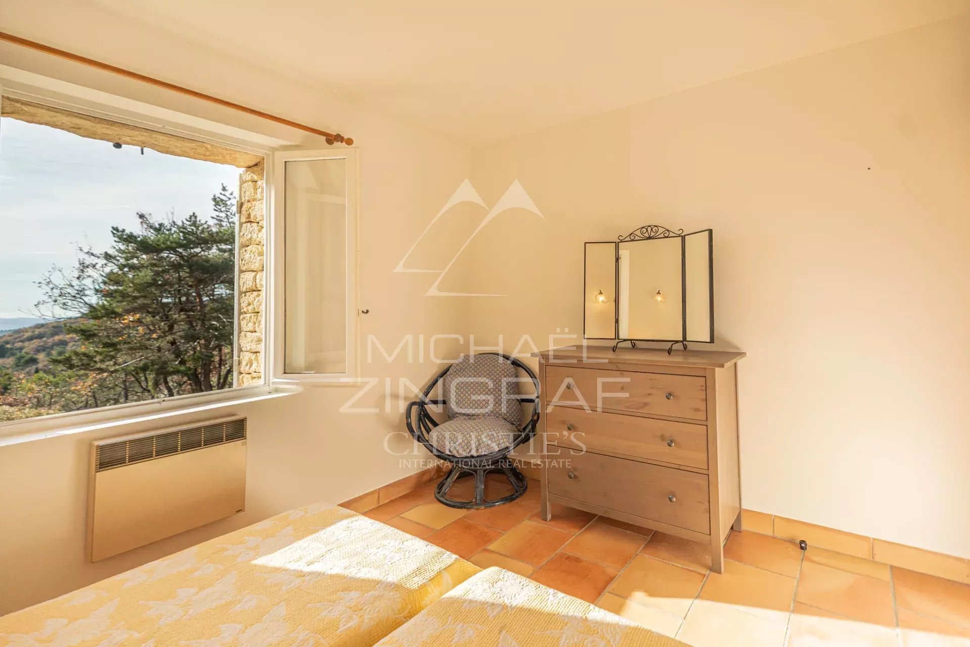 Steinhaus mit Pool und außergewöhnlicher Aussicht