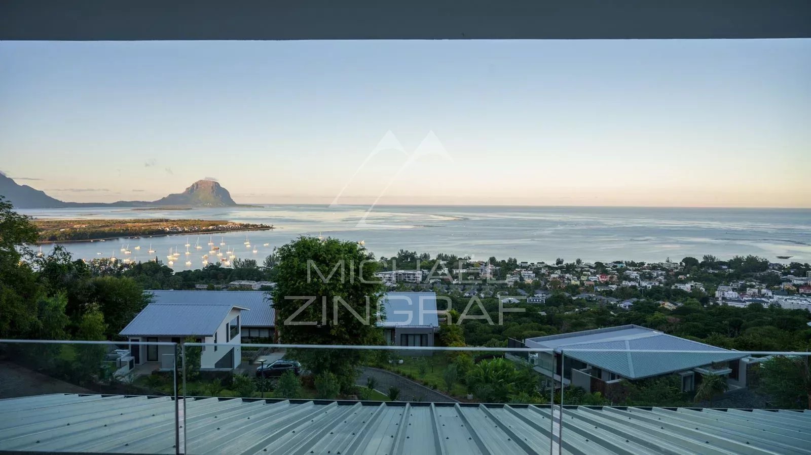 Île Maurice – Villa d’Exception Ultra Luxe avec Vue Panoramique sur Le Morne – Rivière Noire