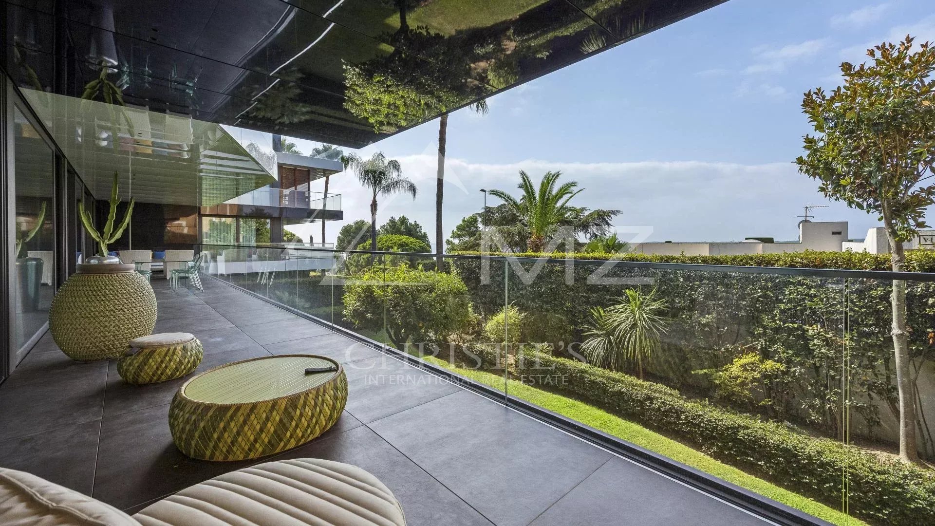 Zeitgenössische Wohnung in einer neueren Residenz in Californie