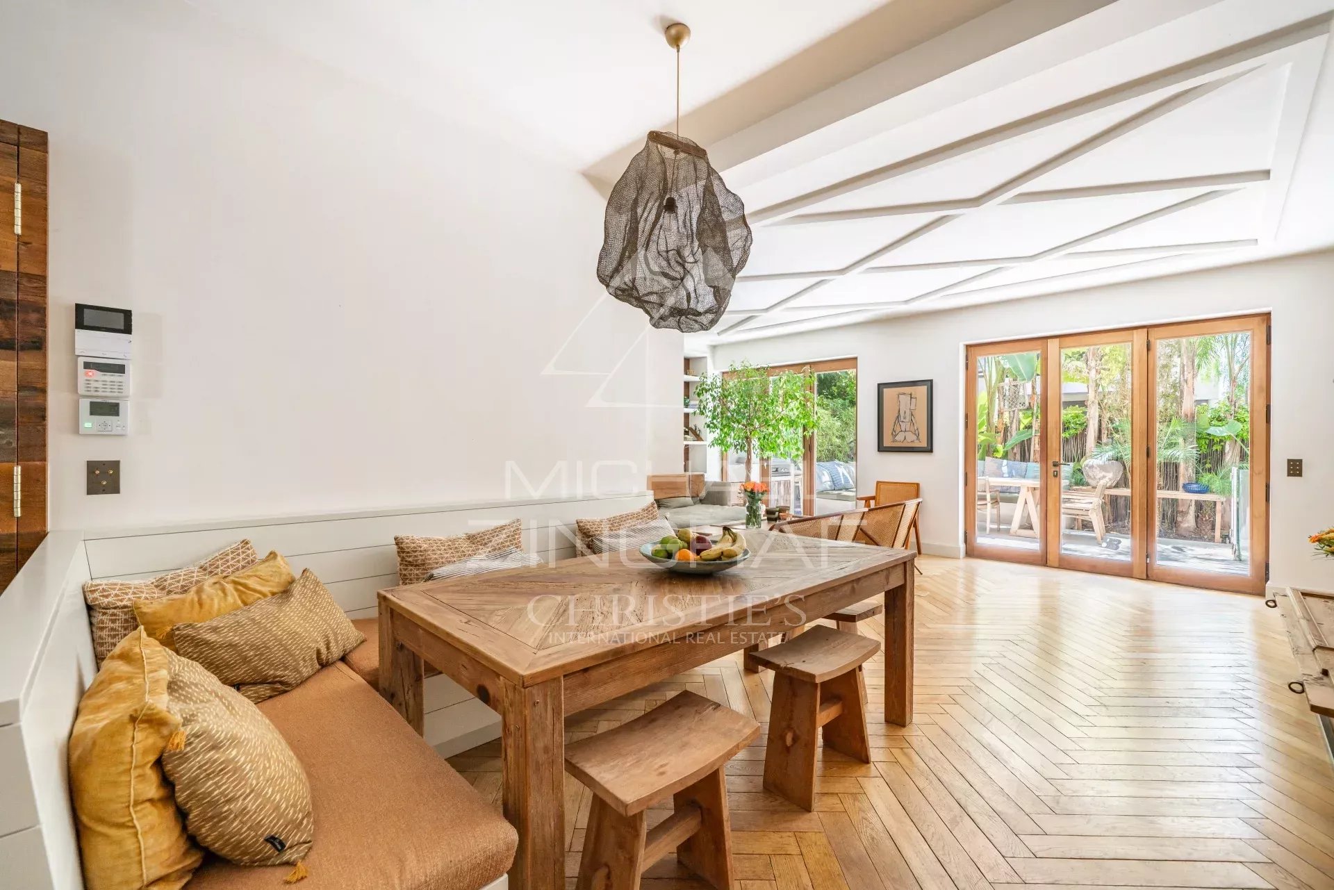 Cannes – Proche Croisette – Élégant rez-de-jardin avec piscine privative