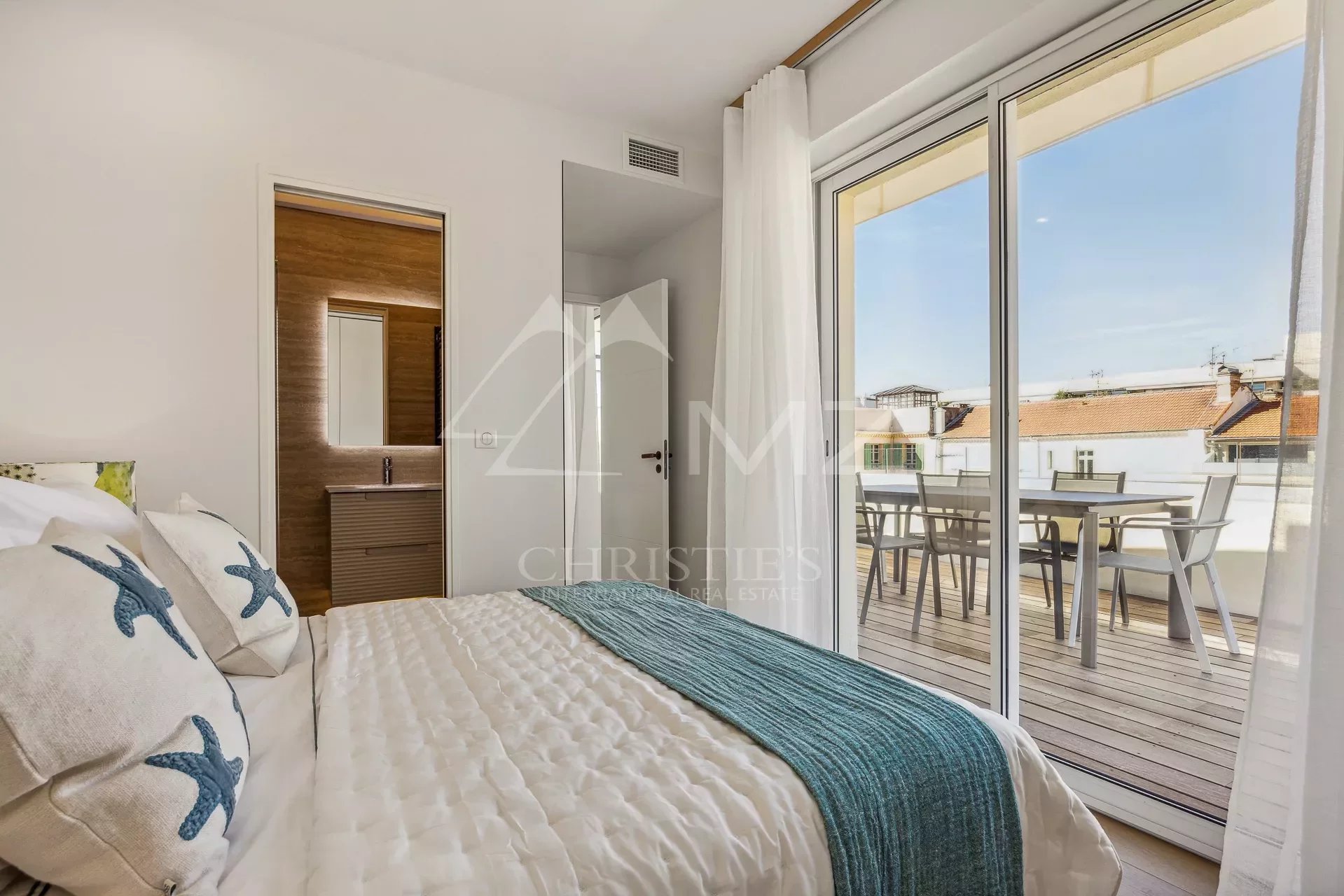 Cannes - Centre - Top floor 3 bedrooms apartment