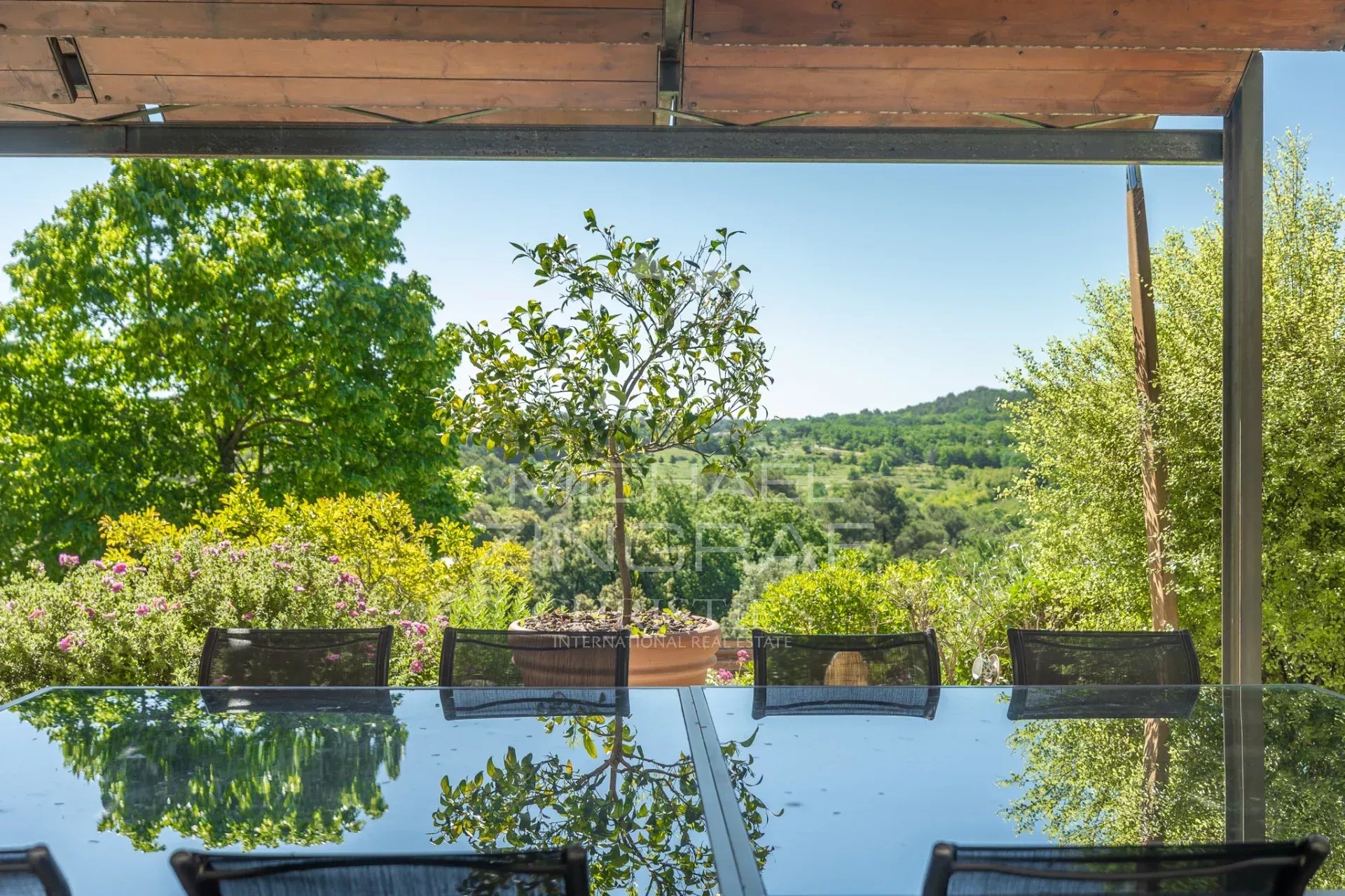 Luberon - Superbe propriété en pierre sur un terrain de 3,5 hectares avec des vues exceptionnelles