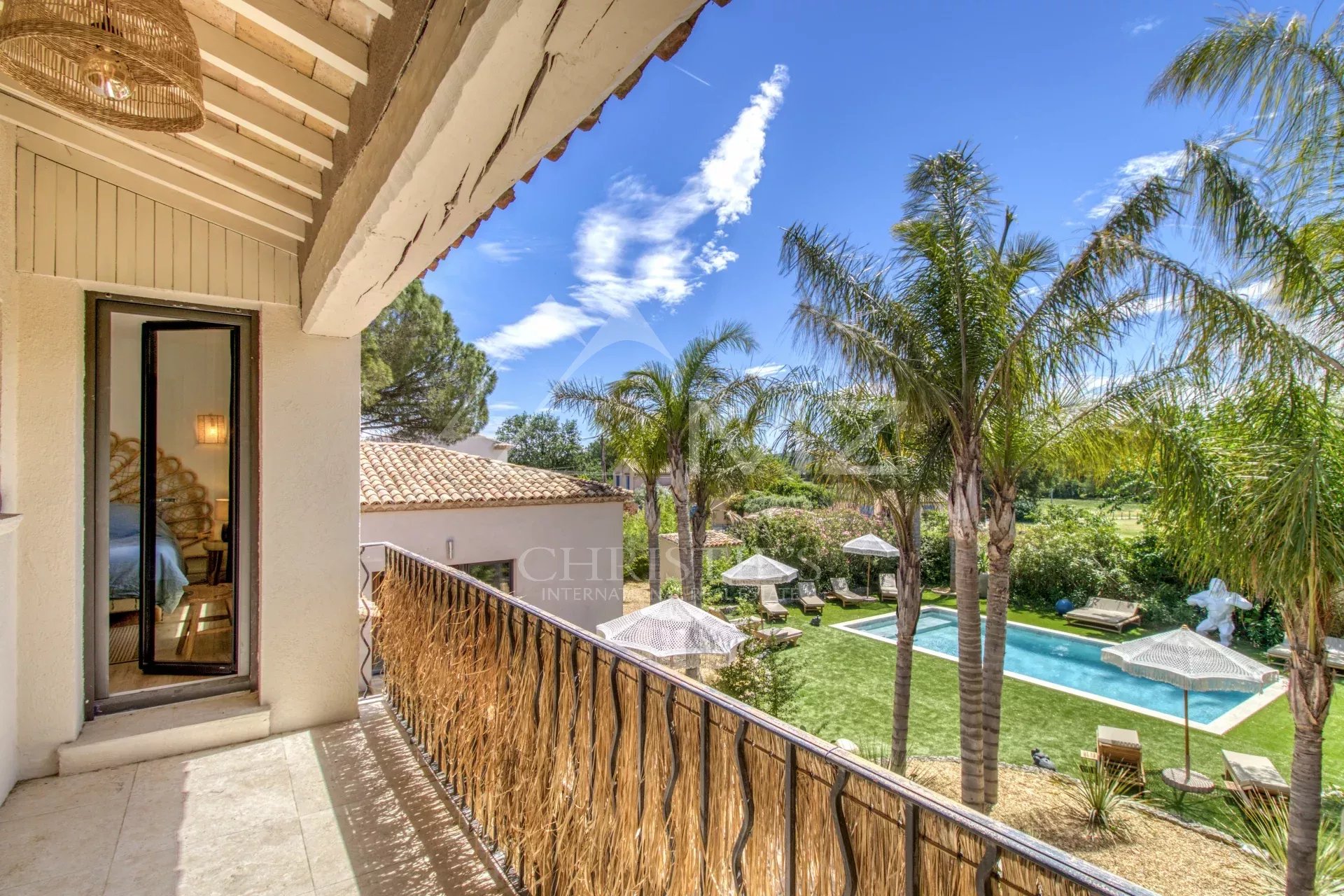VILLA DE CARACTERE - VUE SUR LE CHATEAU DE GRIMAUD