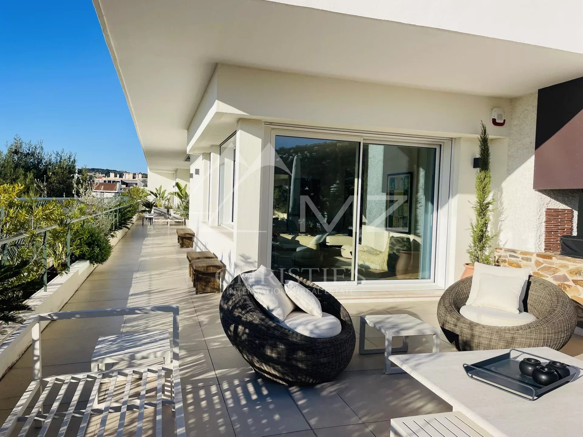 A 15 minutes à pied du centre ville, découvrez cette villa toit d'exception située dans le quartier de Cannes Anglais