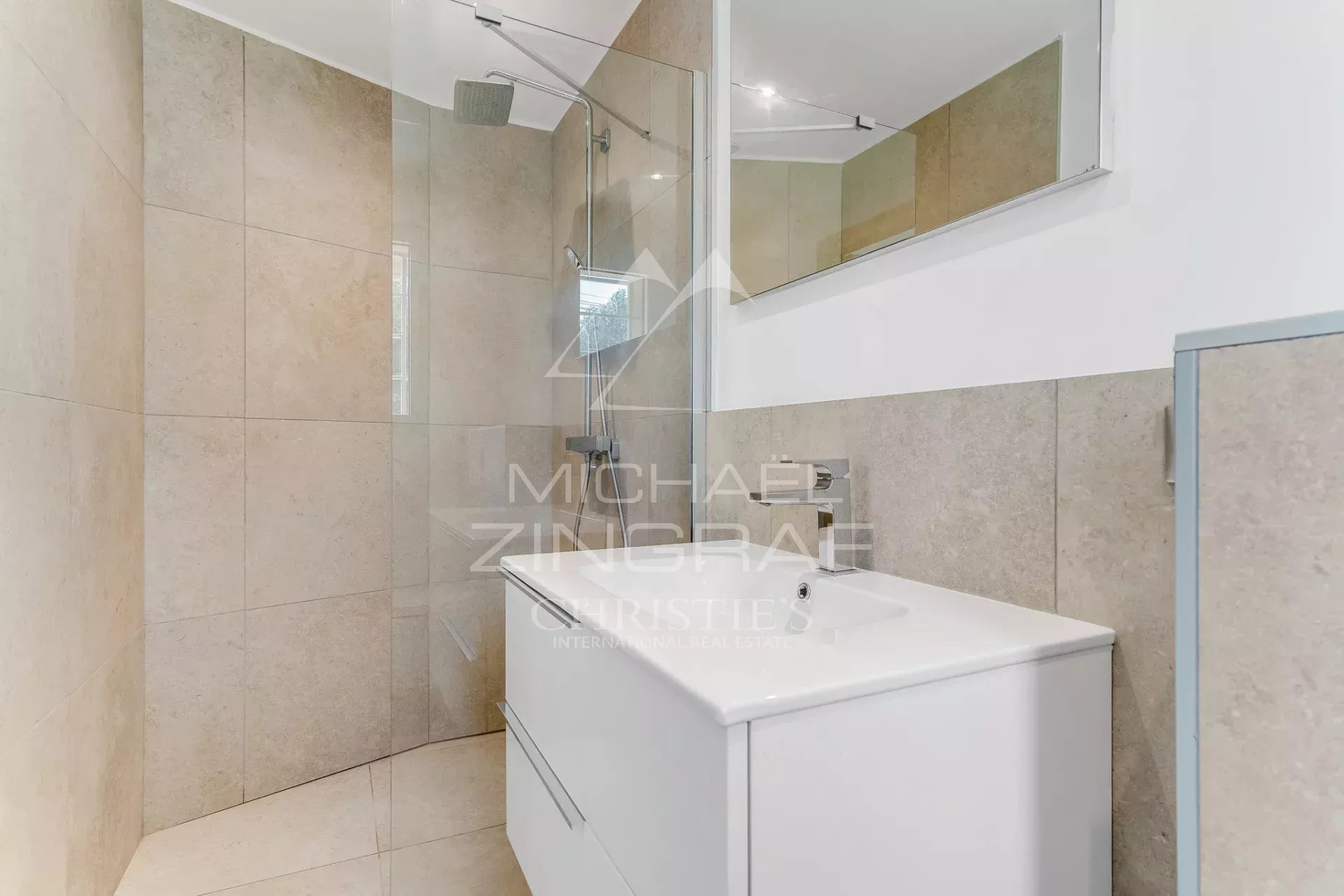 New Elegant house with sea view close to the port