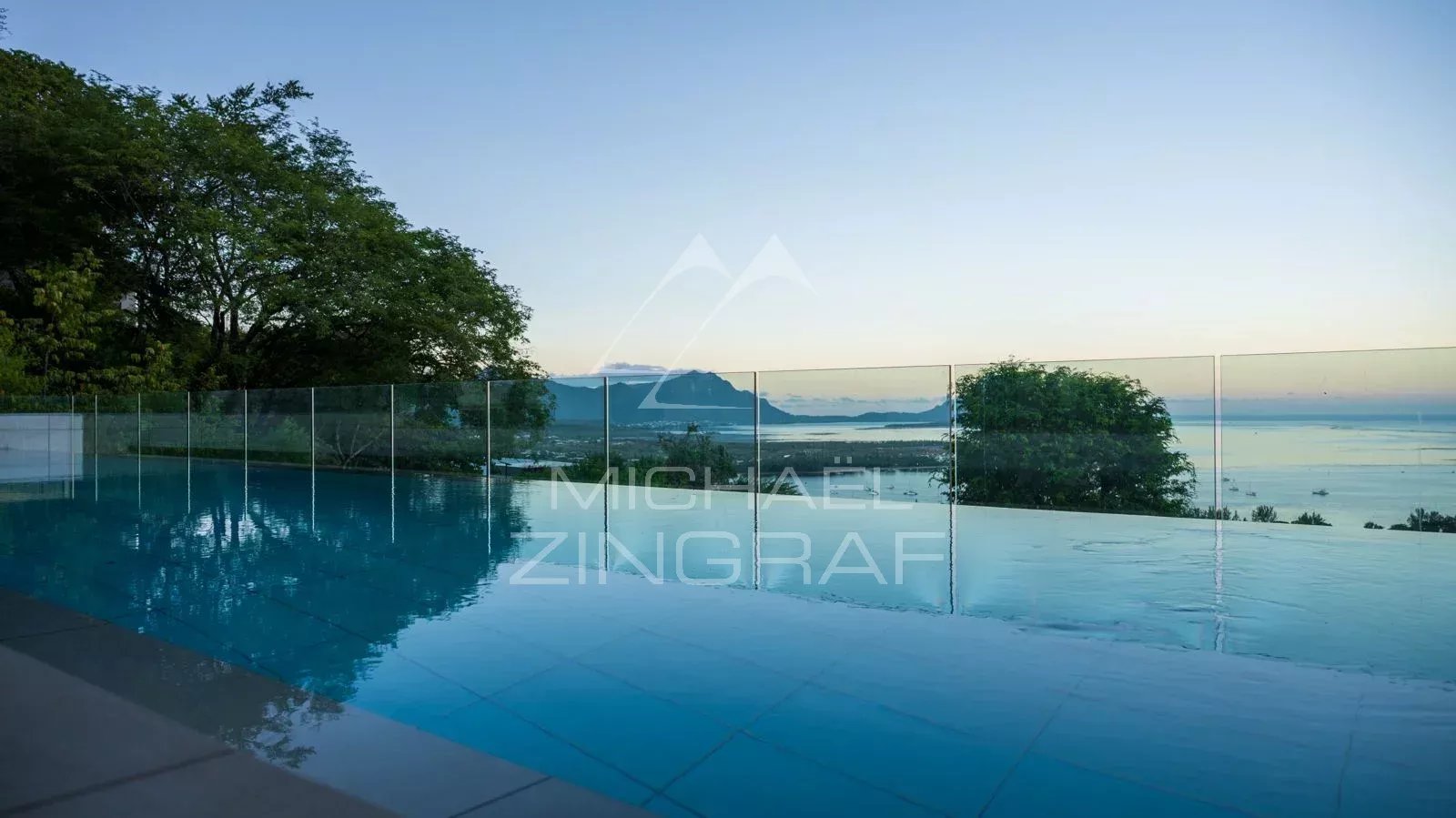 Île Maurice – Villa d’Exception Ultra Luxe avec Vue Panoramique sur Le Morne – Rivière Noire