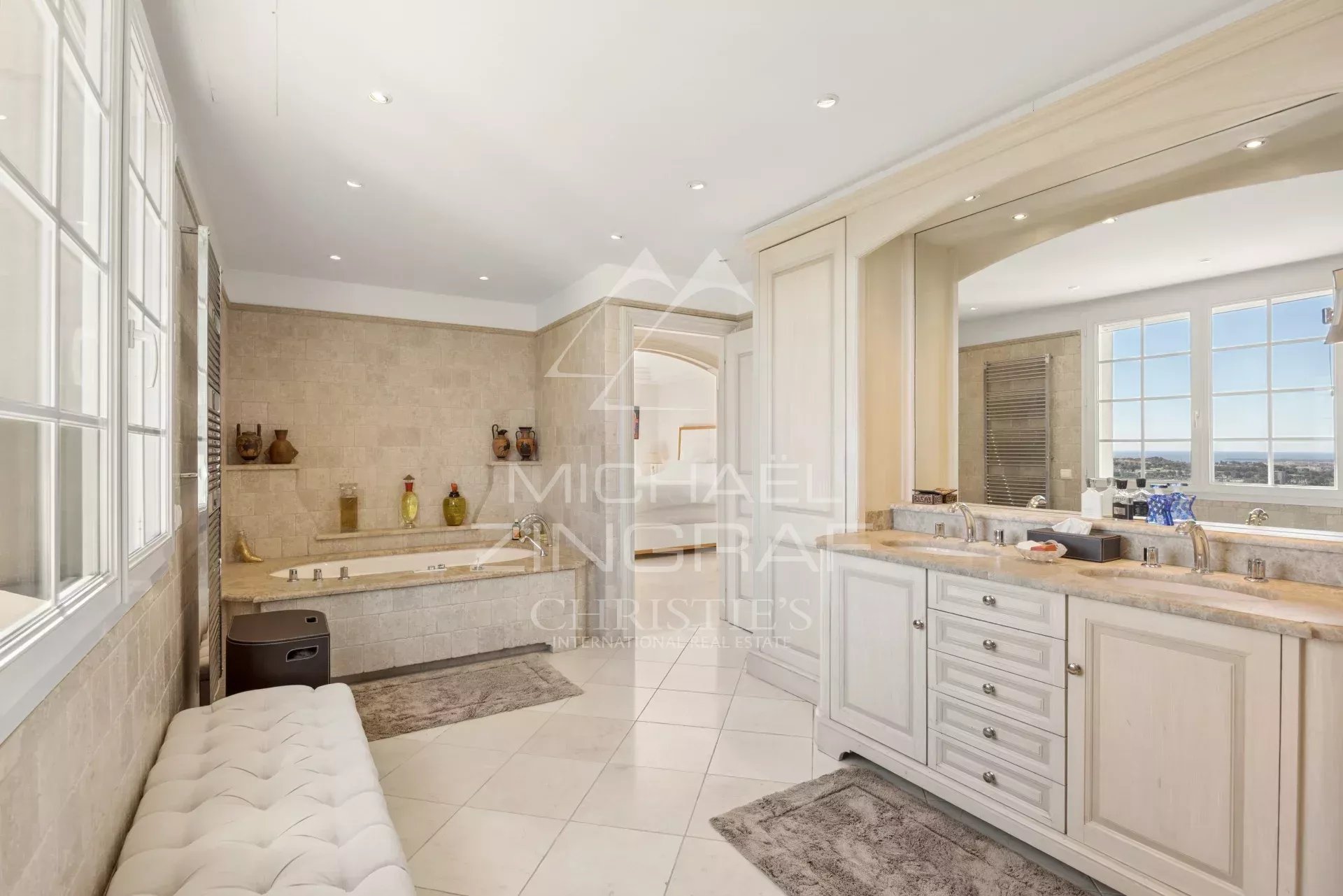 Mougins - Sumptuous villa with panoramic sea view