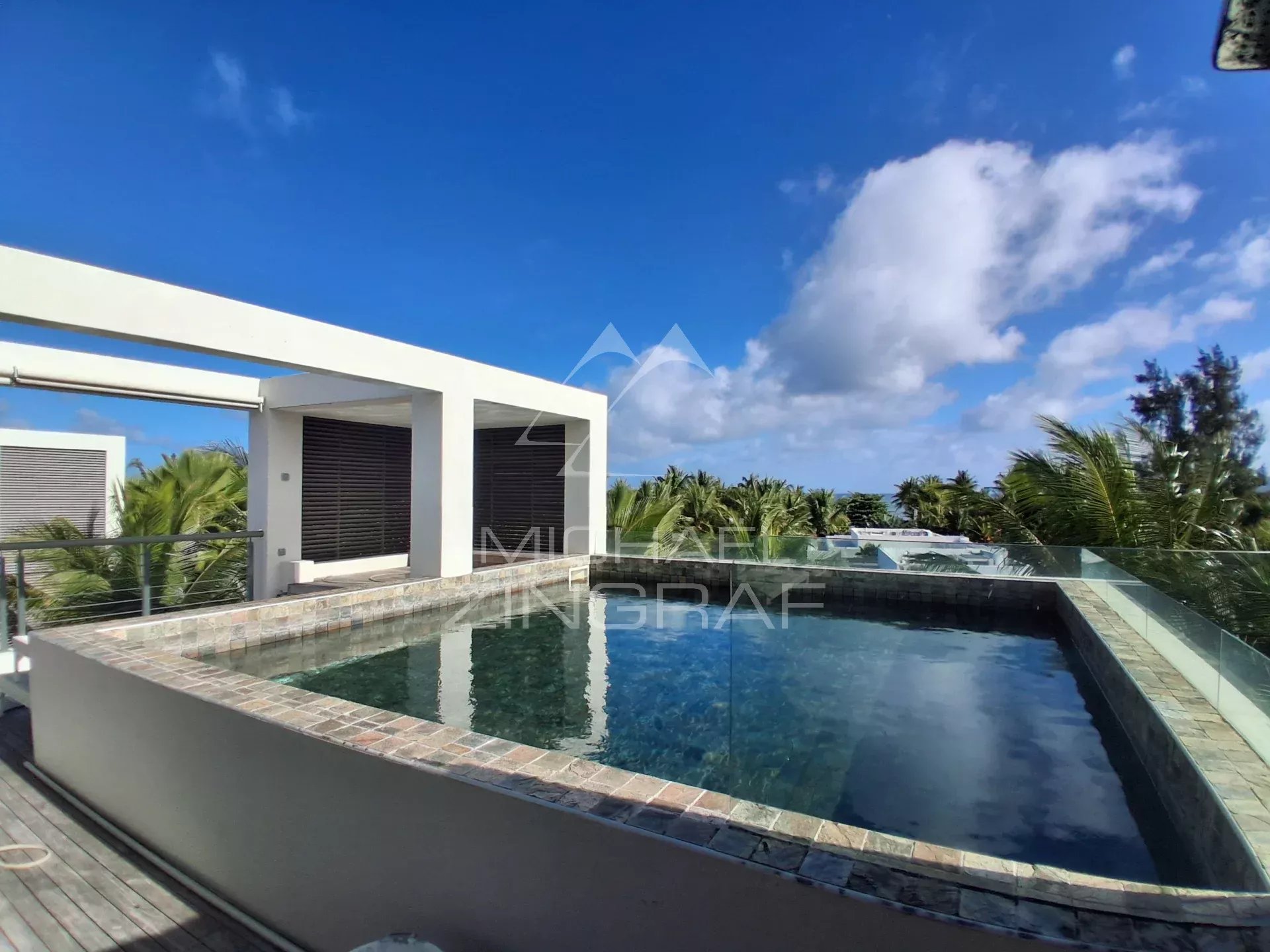 Penthouse d'Exception avec Rooftop Privatif, Piscine et Accès à une Plage Privée