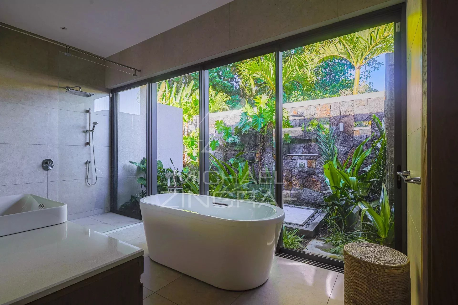 Moderne ebenerdige Villa mit Golfblick in ruhiger Lage