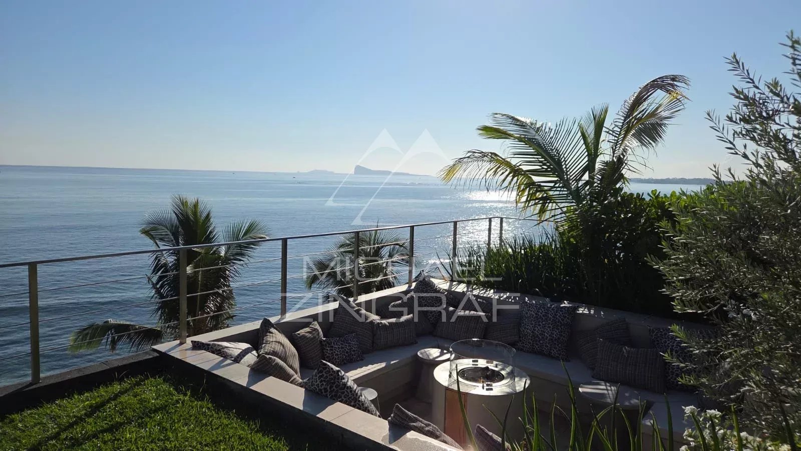 Exceptional Beachfront Penthouse in Pointe Aux canonniers