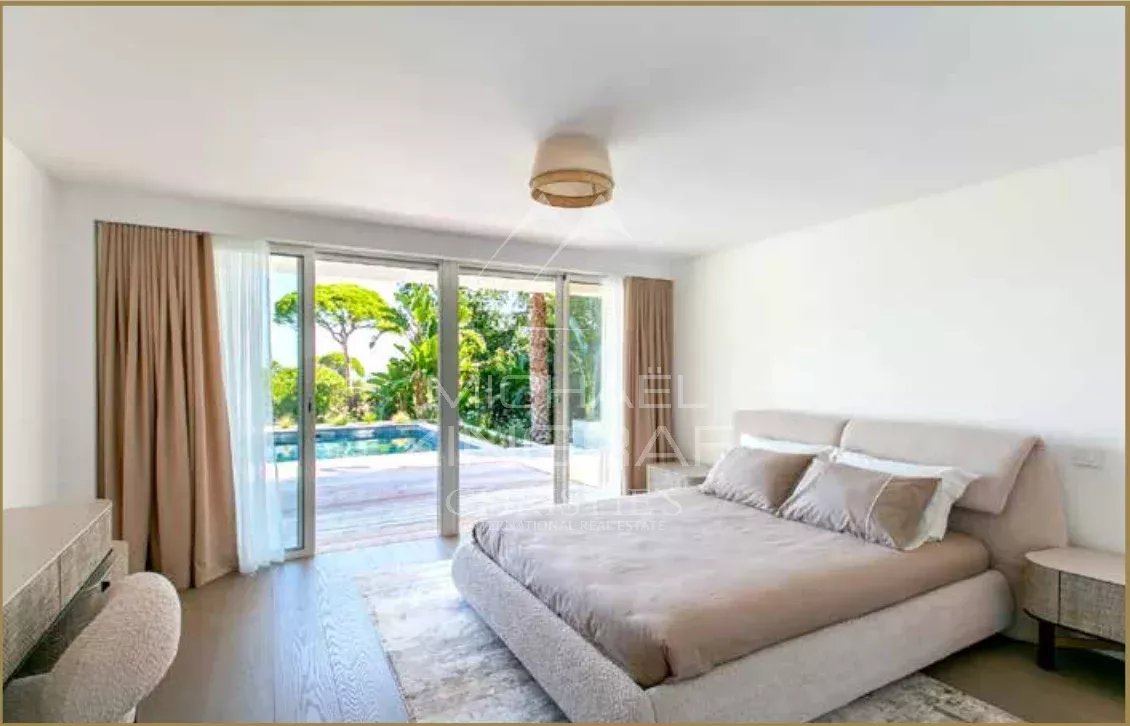 SPLENDID RENOVATED CONTEMPORARY VILLA OF 320 SQM LOCATED IN A PRIVATE ESTATE