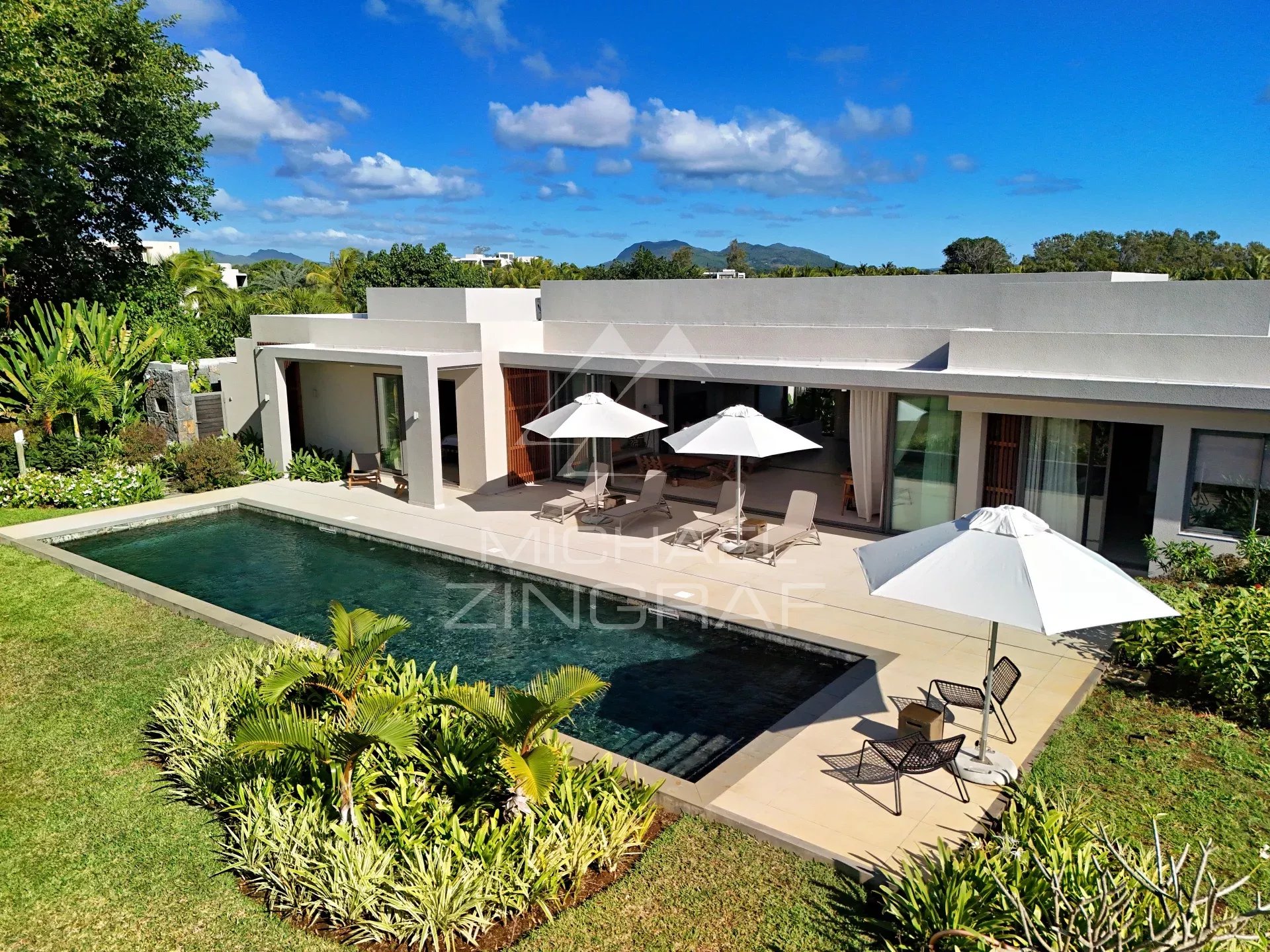 Moderne ebenerdige Villa mit Golfblick in ruhiger Lage