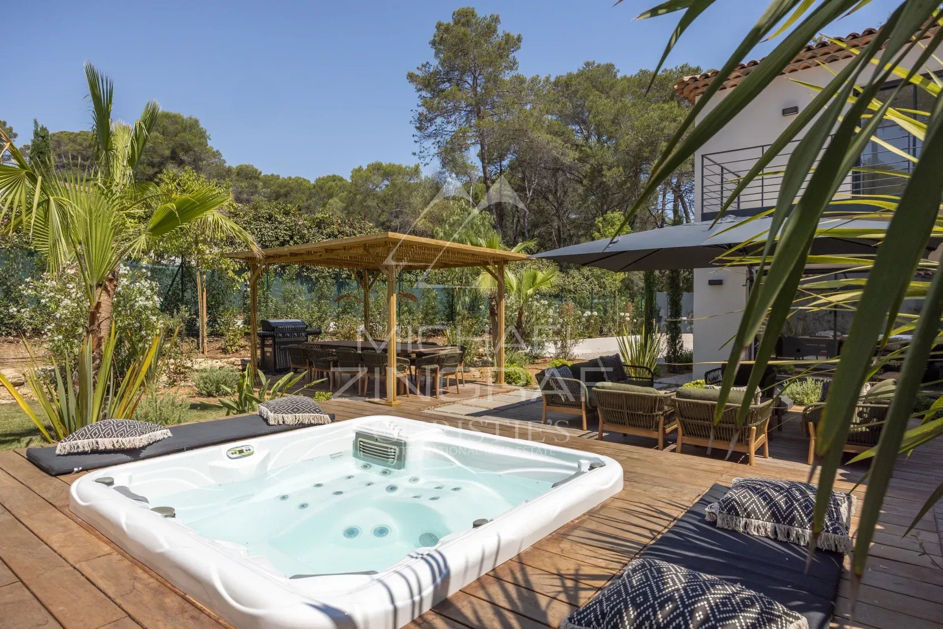 Mougins – Renovated family villa in a secluded estate