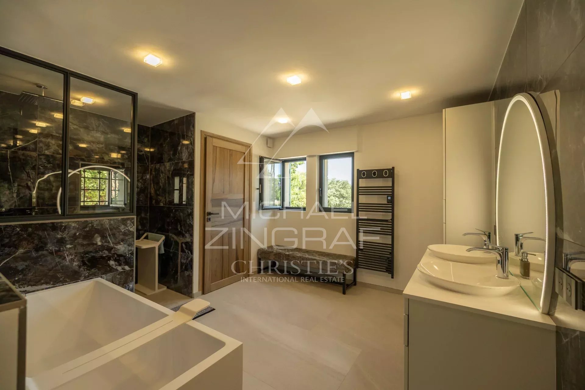 Außergewöhnliches Anwesen in der Nähe von L’Isle-sur-la-Sorgue, inmitten eines 15 Hektar großen, umzäunten Parks mit Baumbestand