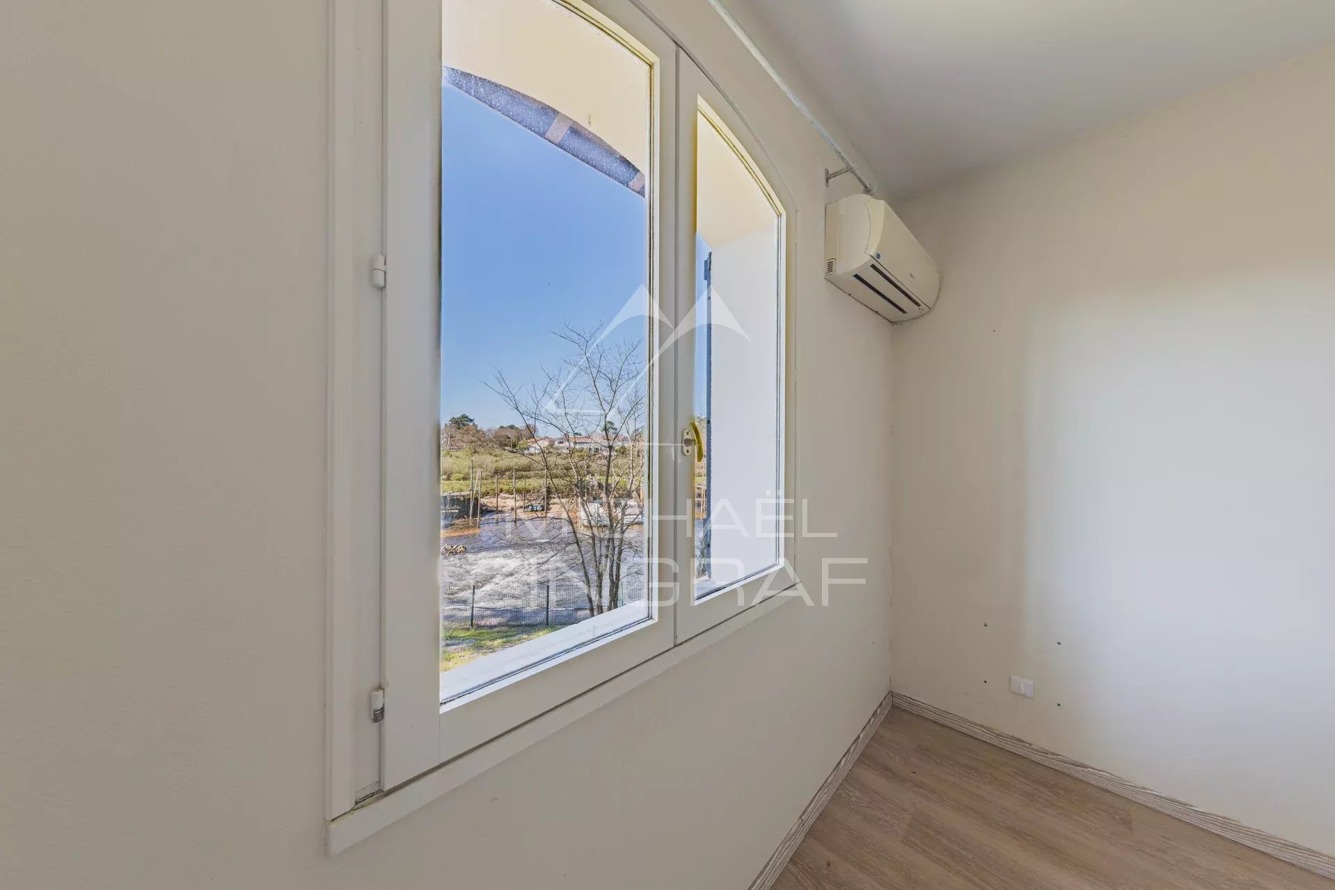 Une villa d'architecte dans un décor authentique au Port de la Hume