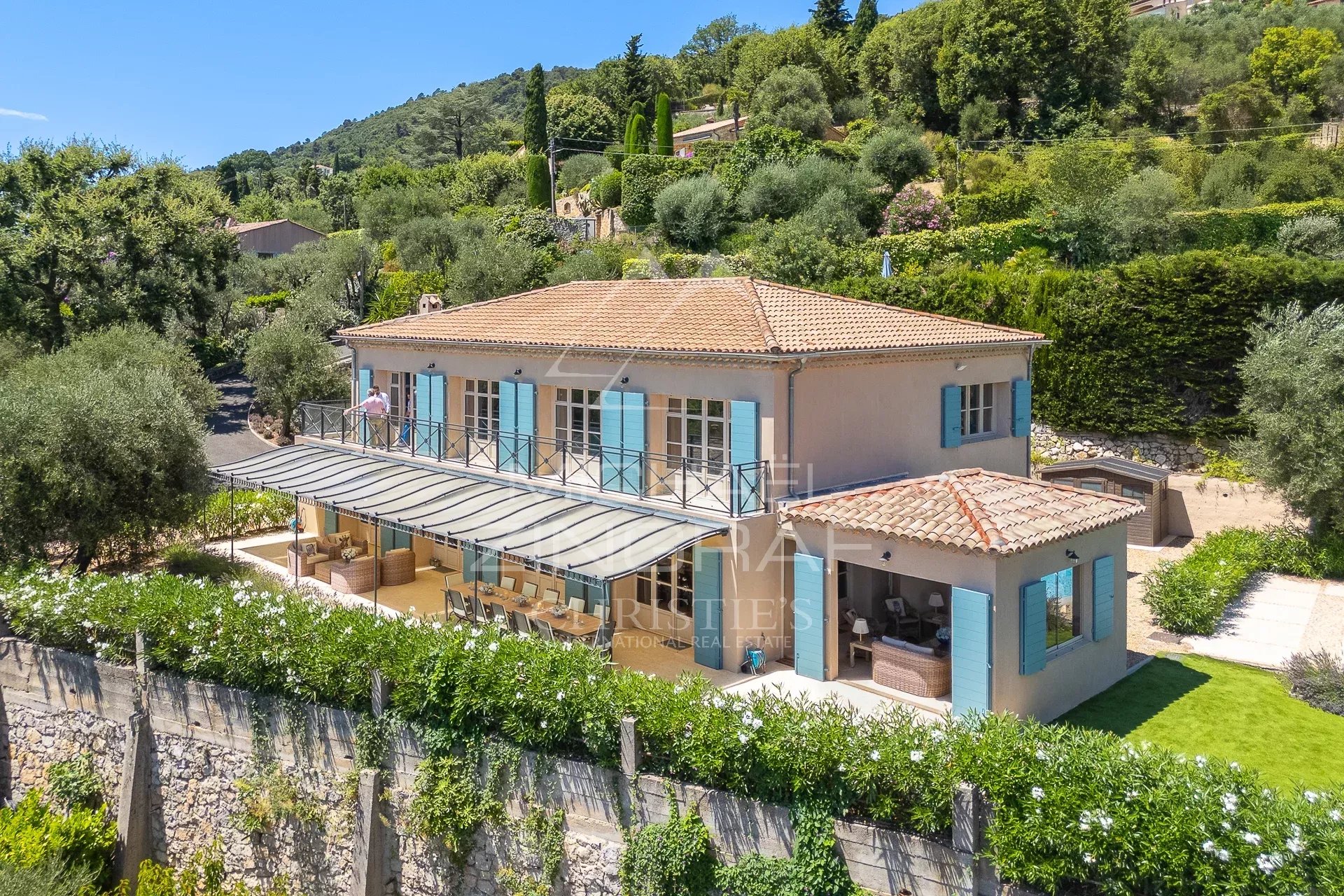 Villa familiale avec vue panoramique dans un domaine résidentiel