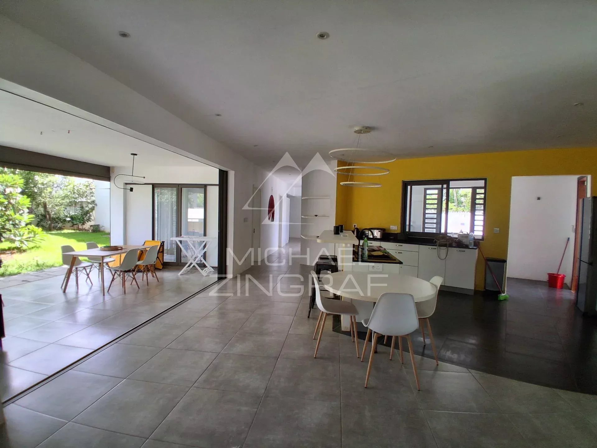 Villa familiale avec salle de sport, jardin arboré et piscine privée