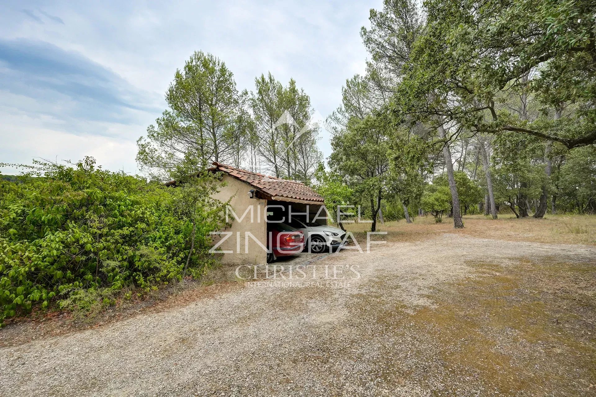 A 14 km d'Aix en Provence, maison familiale avec deux logements, oliveraie