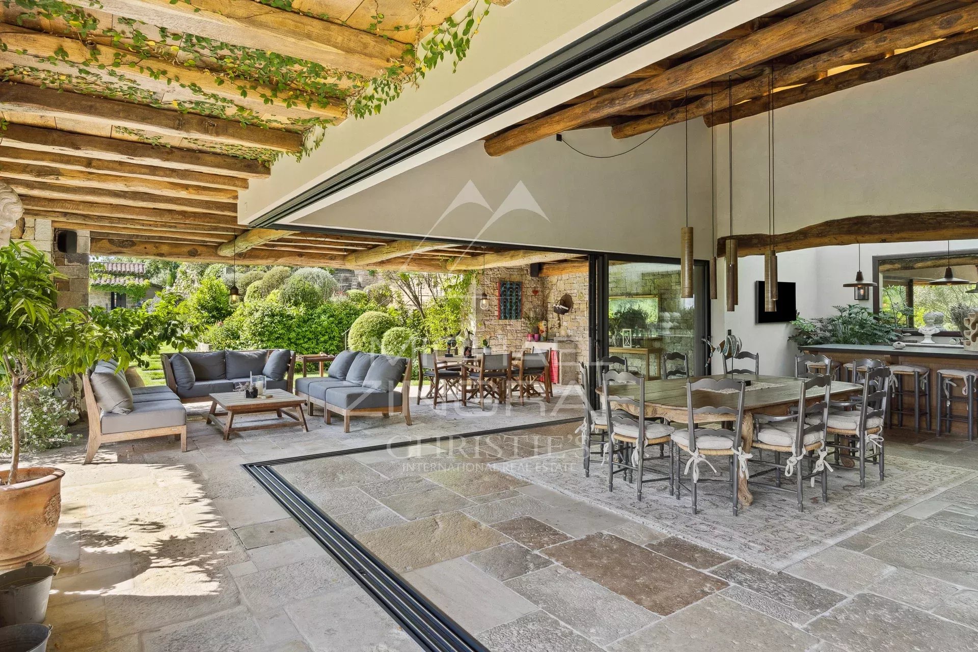 Propriété d’Exception en Provence avec Vue Panoramique sur les Villages Perchés