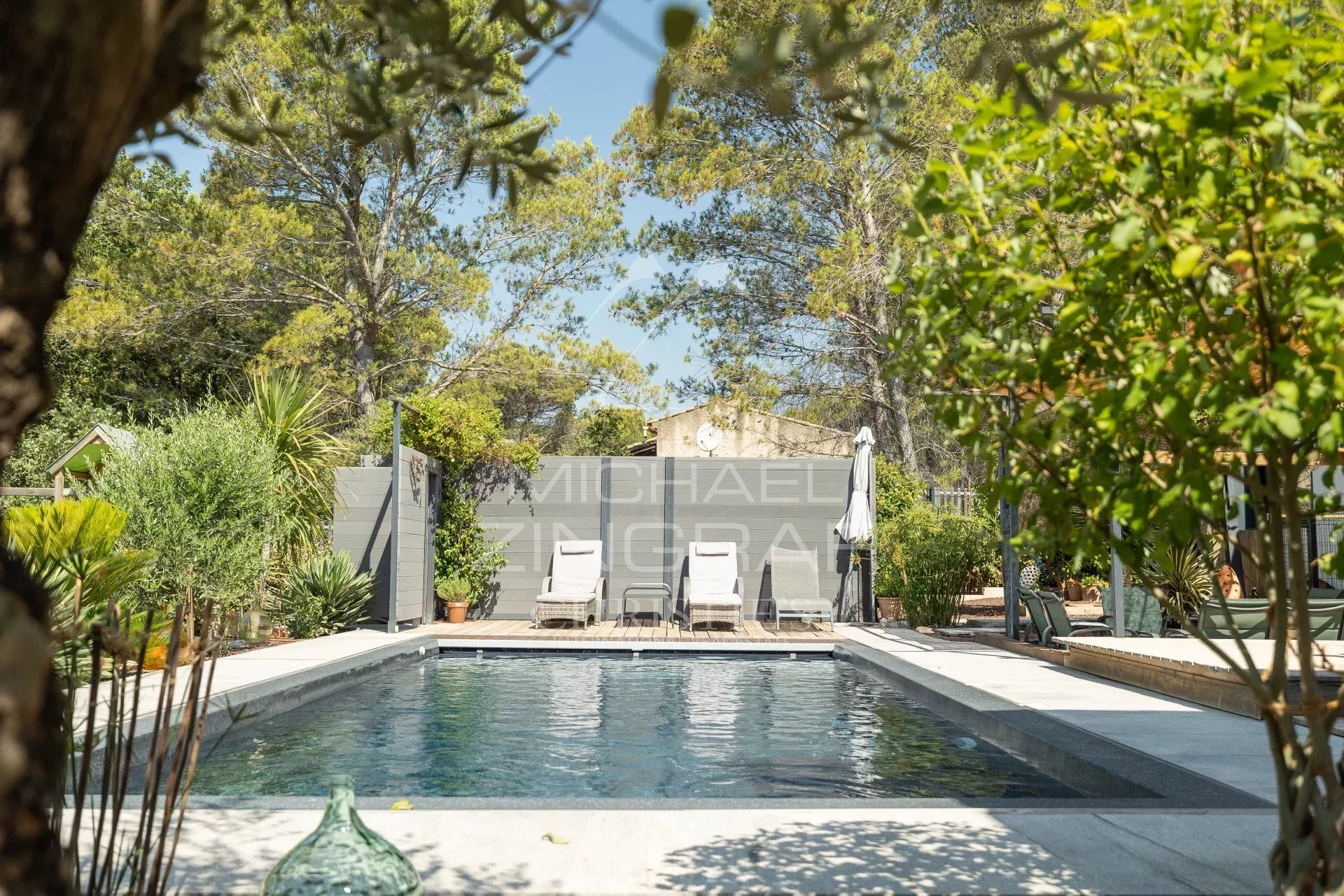 Zeitgenössisches Anwesen