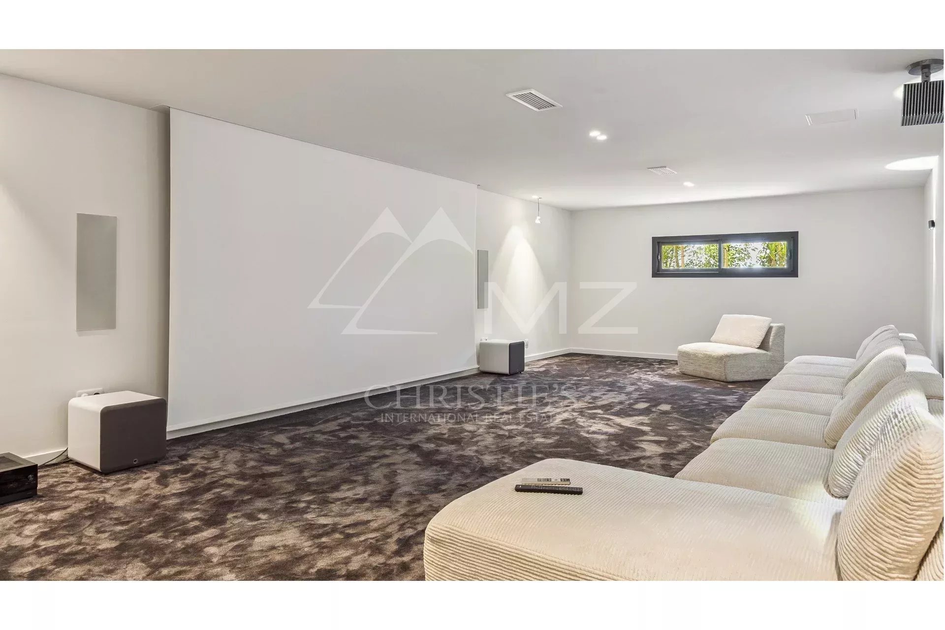 Villa contemporaine d’exception avec vue panoramique sur la mer et le Massif de l’Estérel Un bien rare où l’élégance rencontre la nature.