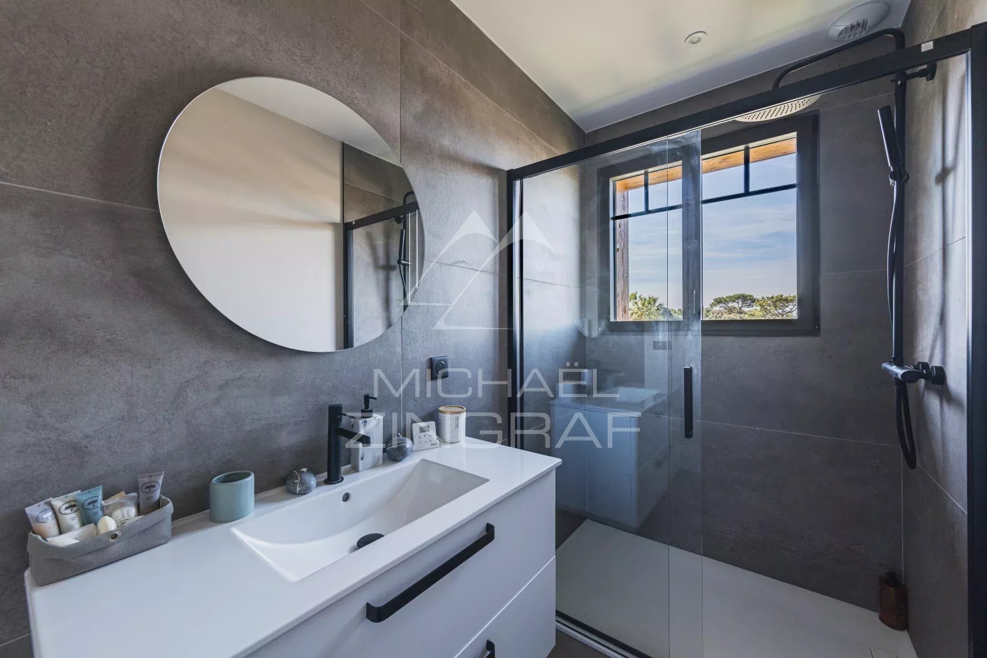 PROCHE LITTORAL - MAISON DE 5 PIÈCES AVEC PISCINE