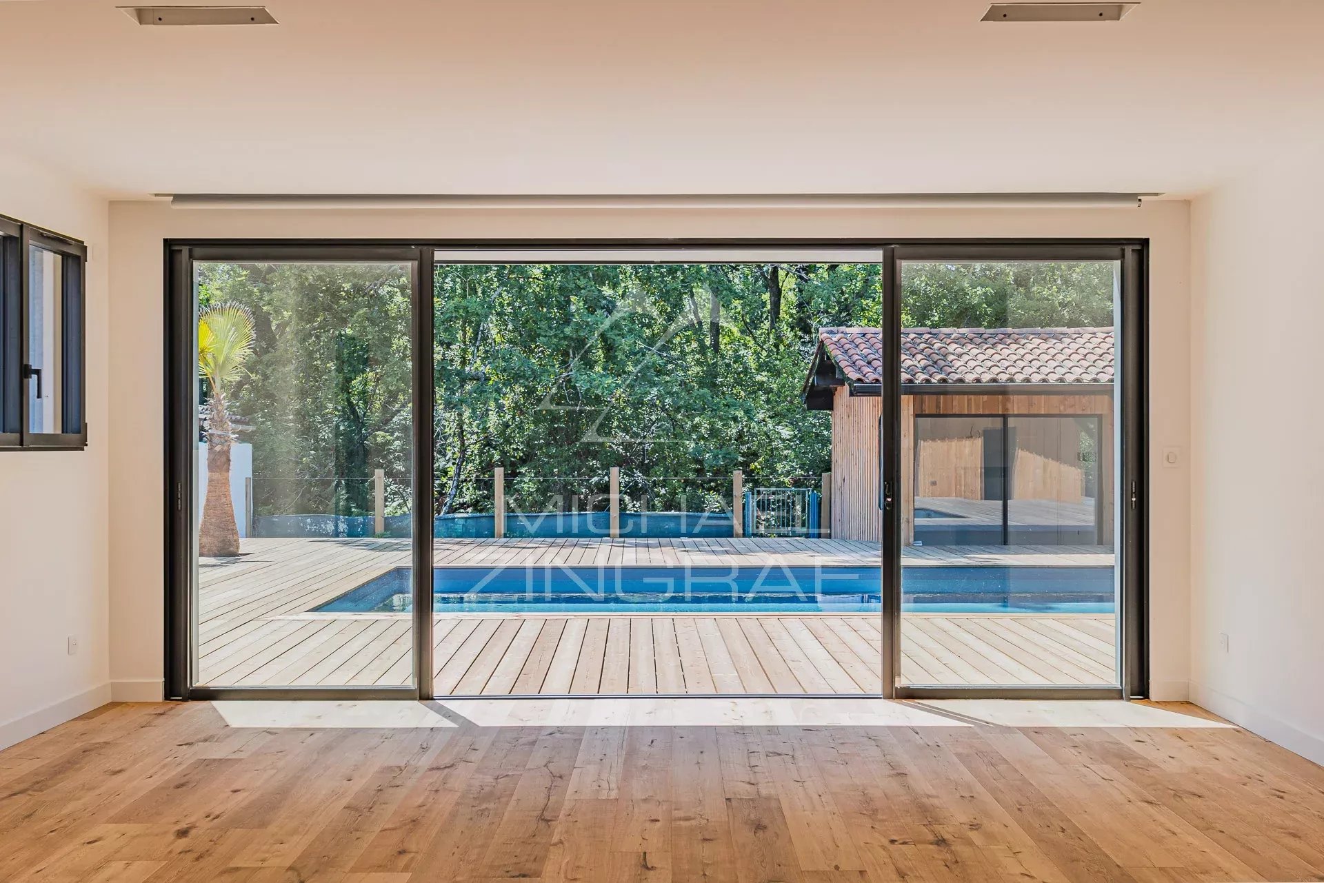 La Hume – a luxury family home with an outbuilding