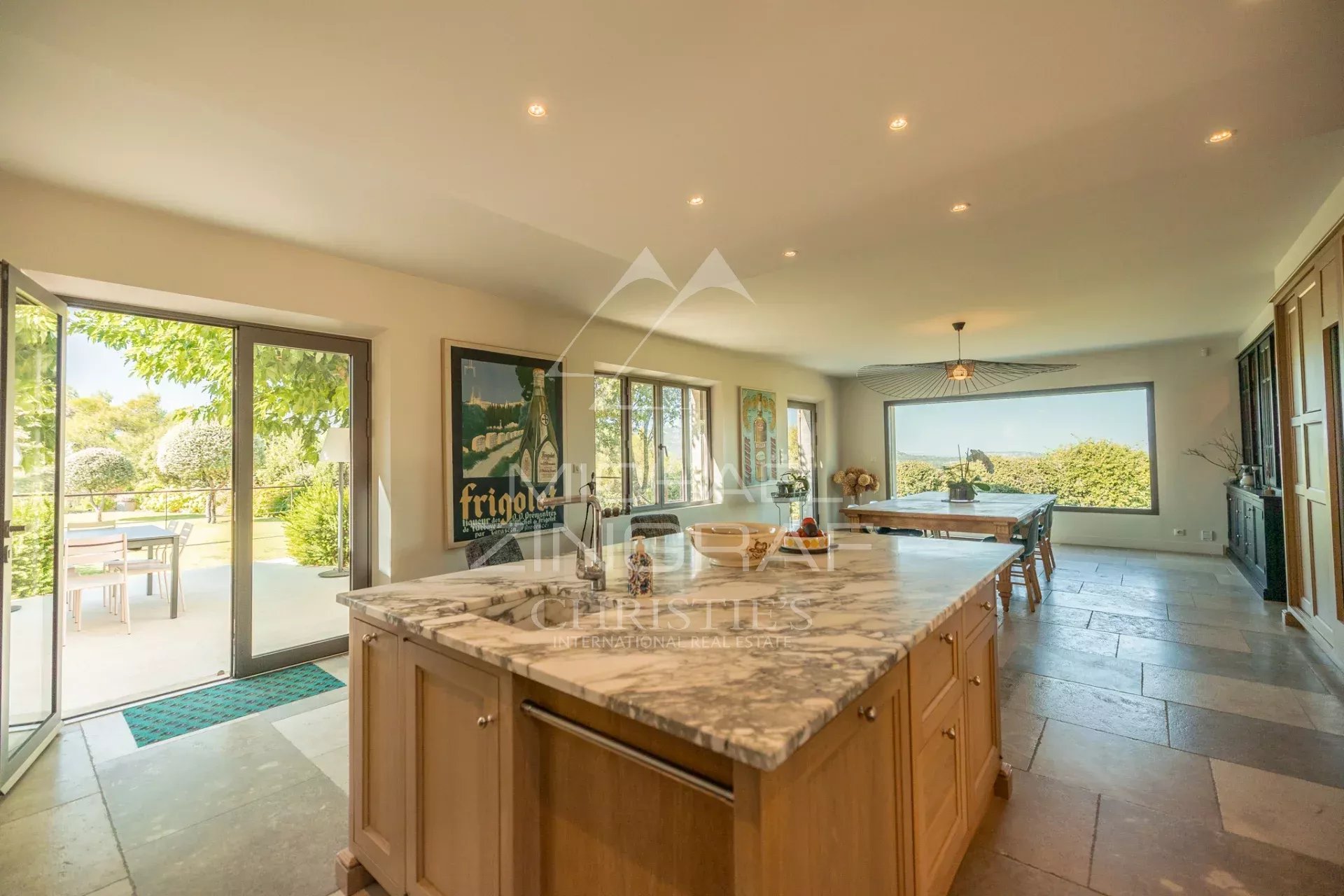 Vue panoramique, élégance provençale et confort contemporain avec piscine